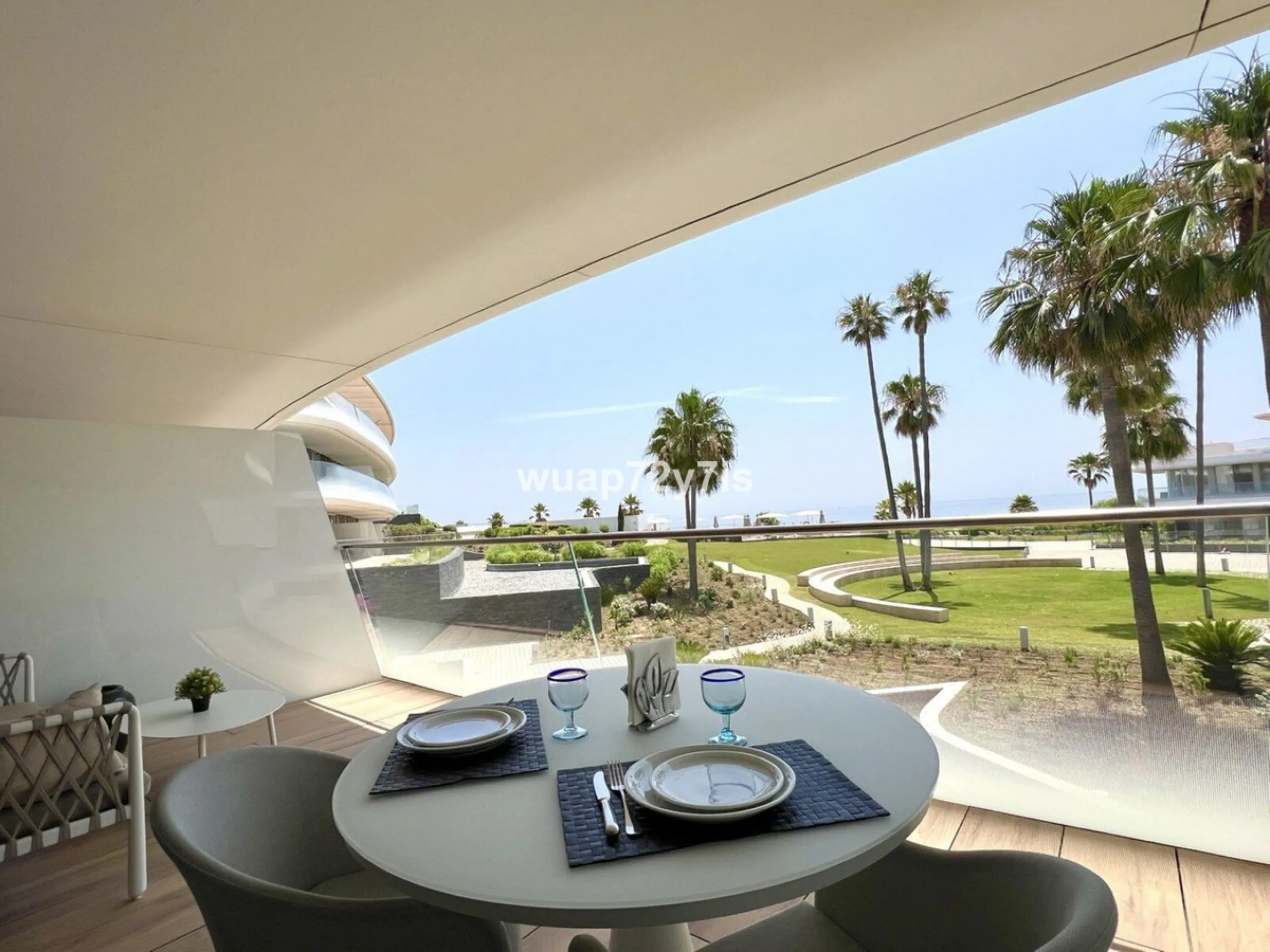Located in the prestigious The Edge development, on the seafront of Estepona's exclusive New Golden Mile, this elegant flat is part of one of the most modern and sought-after residential complexes on the Costa del Sol. The surroundings offer privacy, cont