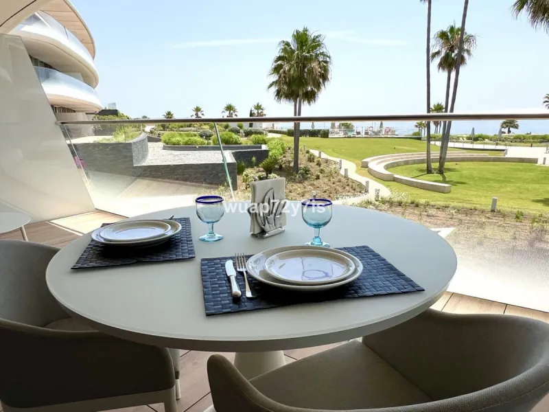 Located in the prestigious The Edge development, on the seafront of Estepona's exclusive New Golden Mile, this elegant flat is part of one of the most modern and sought-after residential complexes on the Costa del Sol. The surroundings offer privacy, cont