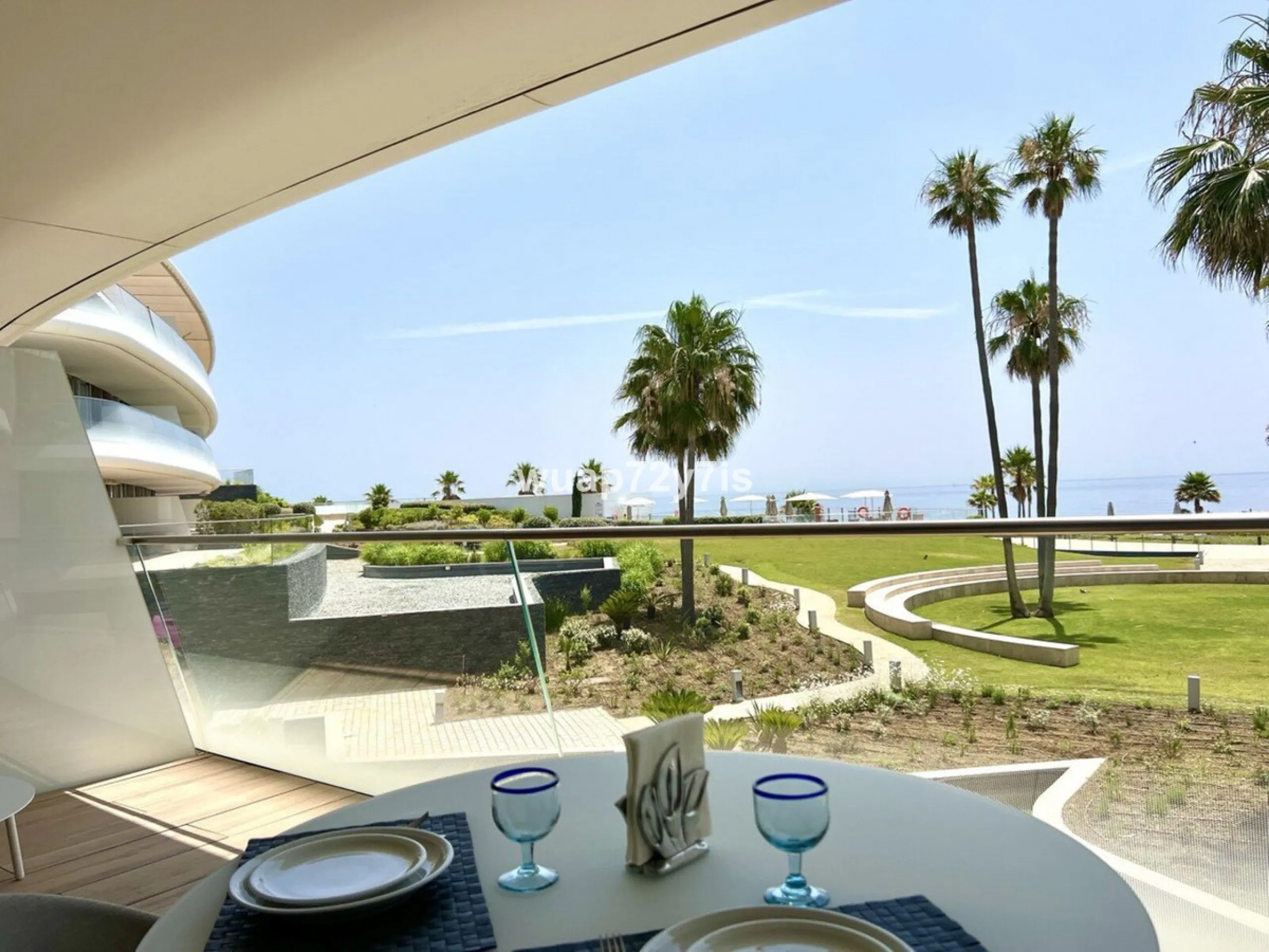 Located in the prestigious The Edge development, on the seafront of Estepona's exclusive New Golden Mile, this elegant flat is part of one of the most modern and sought-after residential complexes on the Costa del Sol. The surroundings offer privacy, cont