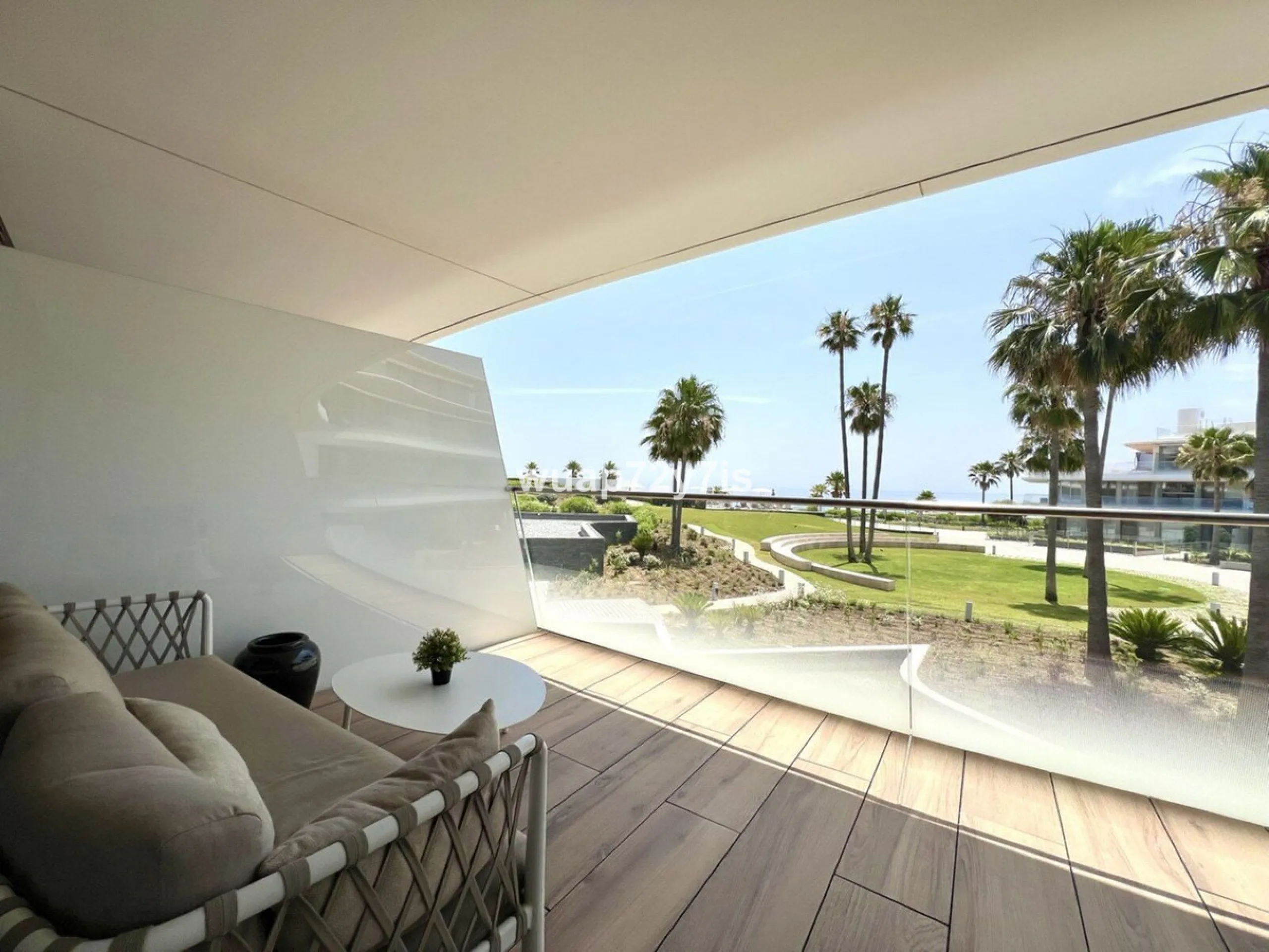 Located in the prestigious The Edge development, on the seafront of Estepona's exclusive New Golden Mile, this elegant flat is part of one of the most modern and sought-after residential complexes on the Costa del Sol. The surroundings offer privacy, cont