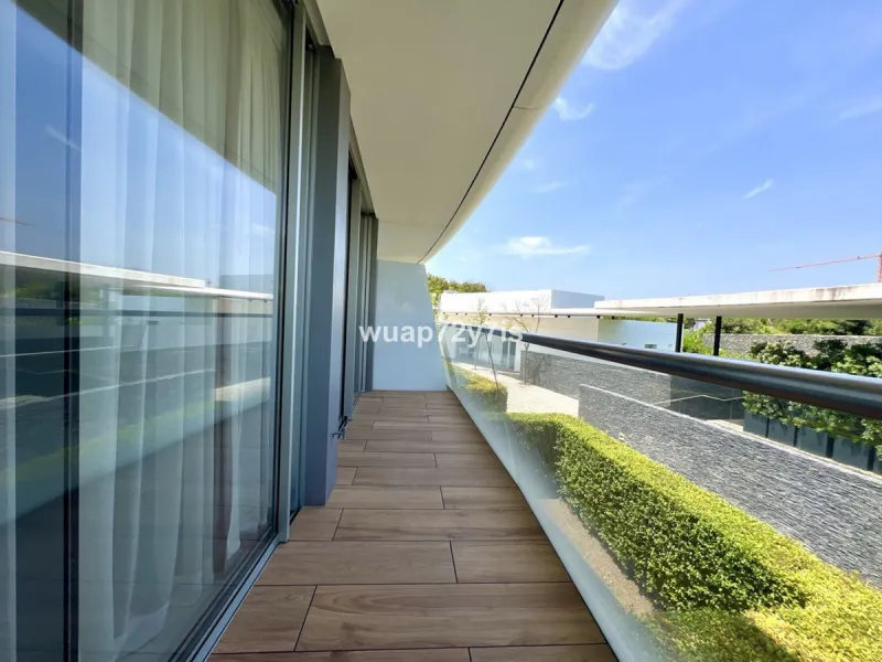 Located in the prestigious The Edge development, on the seafront of Estepona's exclusive New Golden Mile, this elegant flat is part of one of the most modern and sought-after residential complexes on the Costa del Sol. The surroundings offer privacy, cont