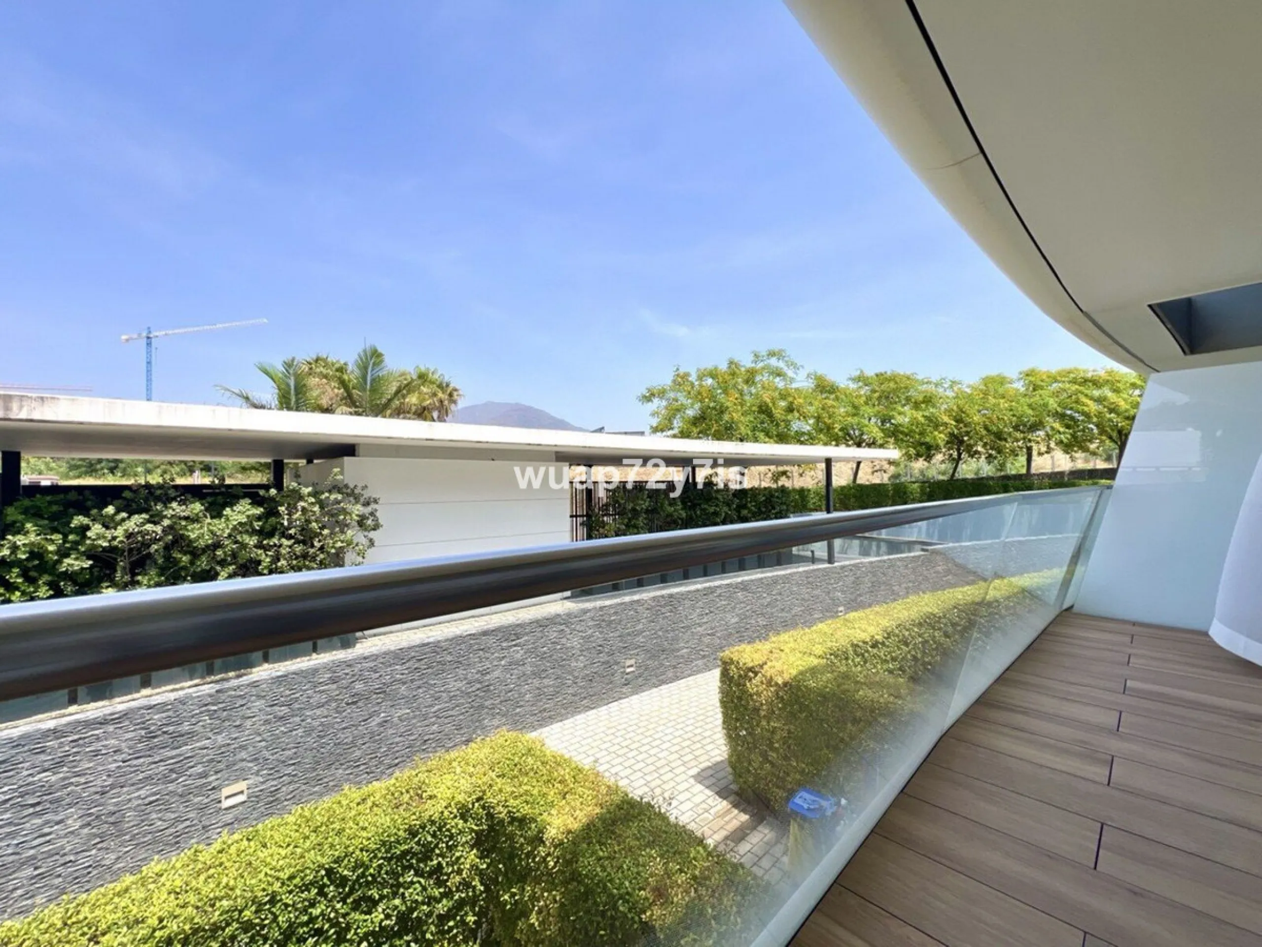 Located in the prestigious The Edge development, on the seafront of Estepona's exclusive New Golden Mile, this elegant flat is part of one of the most modern and sought-after residential complexes on the Costa del Sol. The surroundings offer privacy, cont