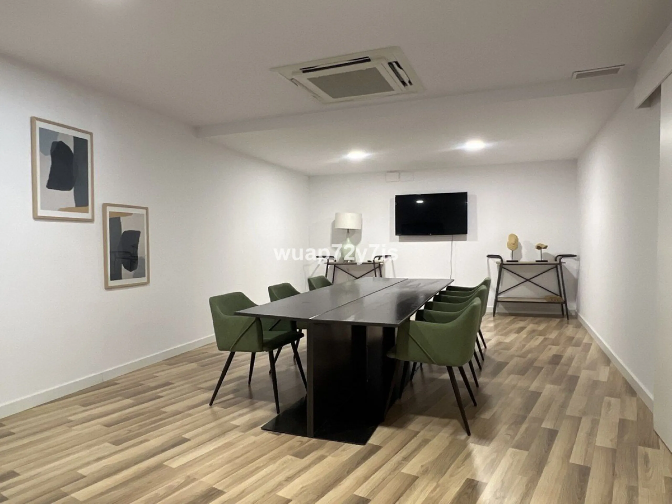 Located in the prestigious The Edge development, on the seafront of Estepona's exclusive New Golden Mile, this elegant flat is part of one of the most modern and sought-after residential complexes on the Costa del Sol. The surroundings offer privacy, cont