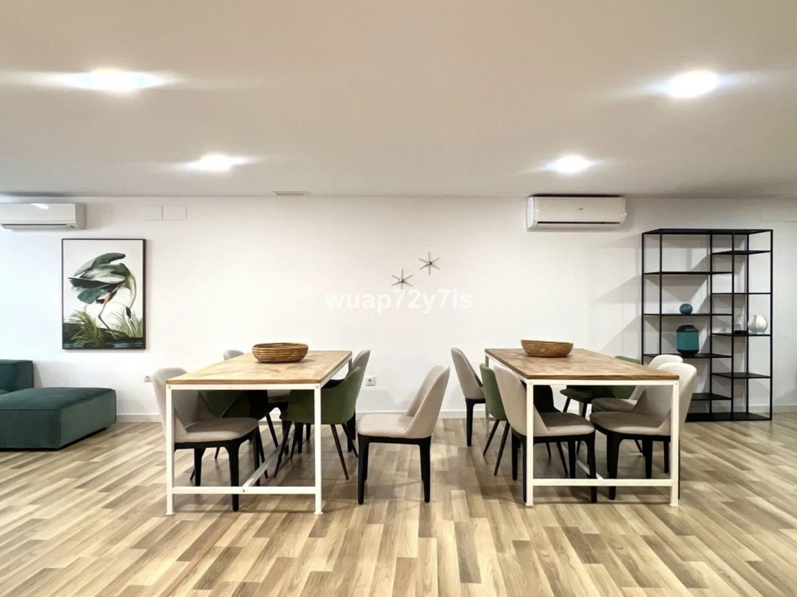Located in the prestigious The Edge development, on the seafront of Estepona's exclusive New Golden Mile, this elegant flat is part of one of the most modern and sought-after residential complexes on the Costa del Sol. The surroundings offer privacy, cont