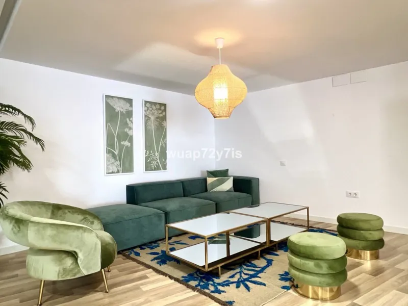 Located in the prestigious The Edge development, on the seafront of Estepona's exclusive New Golden Mile, this elegant flat is part of one of the most modern and sought-after residential complexes on the Costa del Sol. The surroundings offer privacy, cont