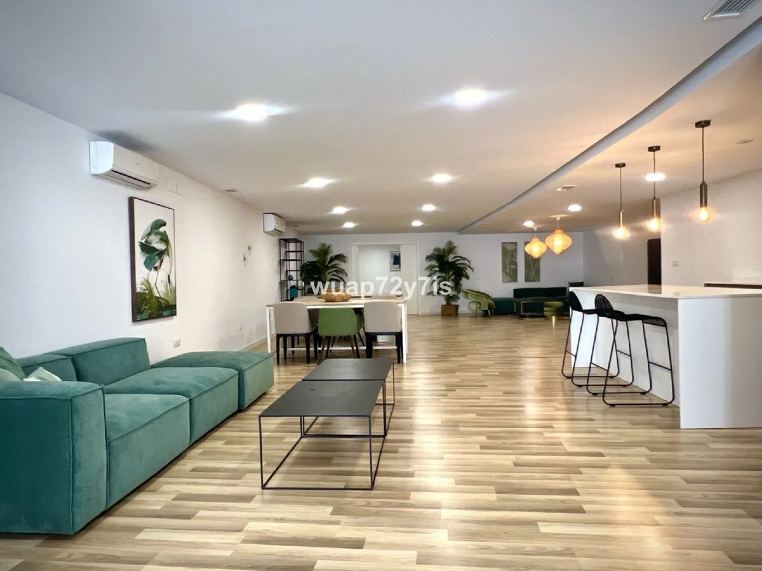 Located in the prestigious The Edge development, on the seafront of Estepona's exclusive New Golden Mile, this elegant flat is part of one of the most modern and sought-after residential complexes on the Costa del Sol. The surroundings offer privacy, cont