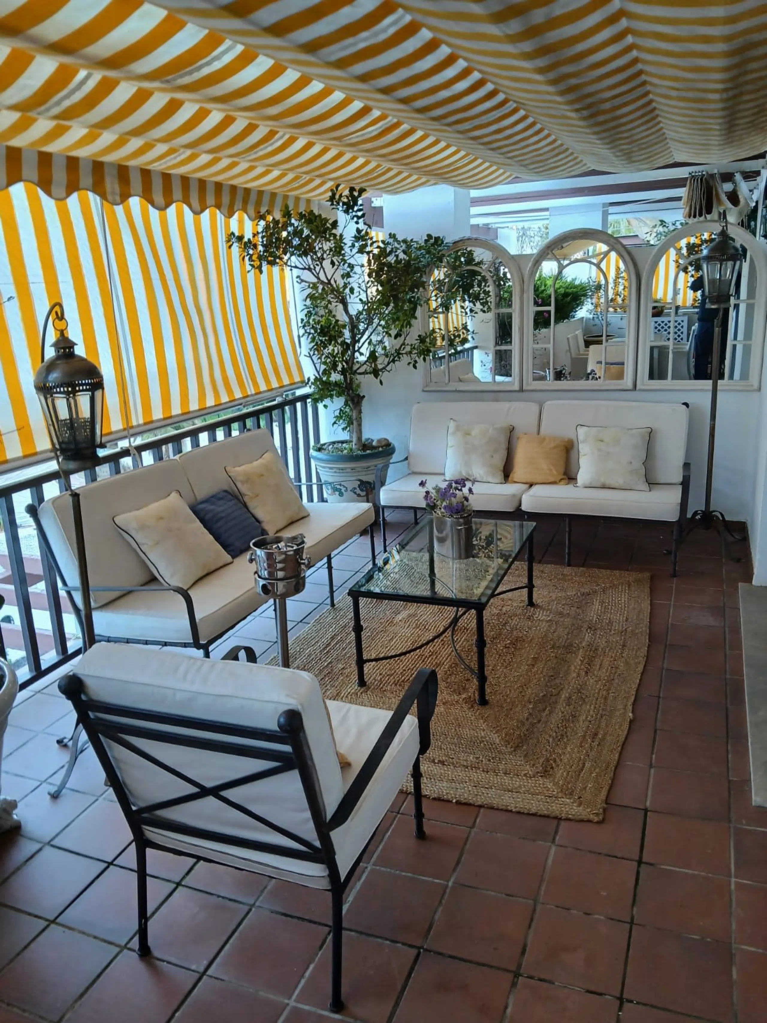 Located in the sought after Coto Real on the prestigious Marbella Golden Mile, this charming 2-bedroom, 2-bathroom apartment offers privacy, tranquility, and excellent potential in one of Marbella's most established gated communities.