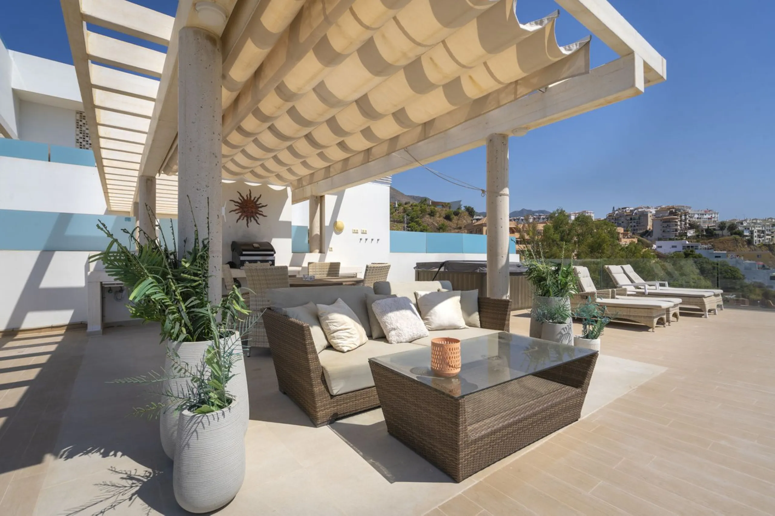 A contemporary penthouse with sweeping sea views, set just above the beach and promenade in Carvajal, Fuengirola. Designed with clean lines and generous outdoor space, it offers both modern comfort and a coastal lifestyle to enjoy all year.
