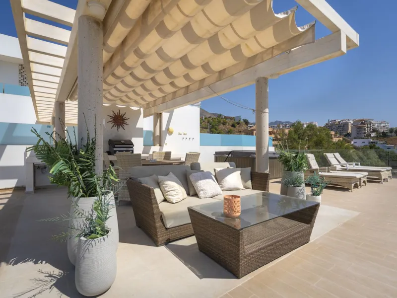 A contemporary penthouse with sweeping sea views, set just above the beach and promenade in Carvajal, Fuengirola. Designed with clean lines and generous outdoor space, it offers both modern comfort and a coastal lifestyle to enjoy all year.
