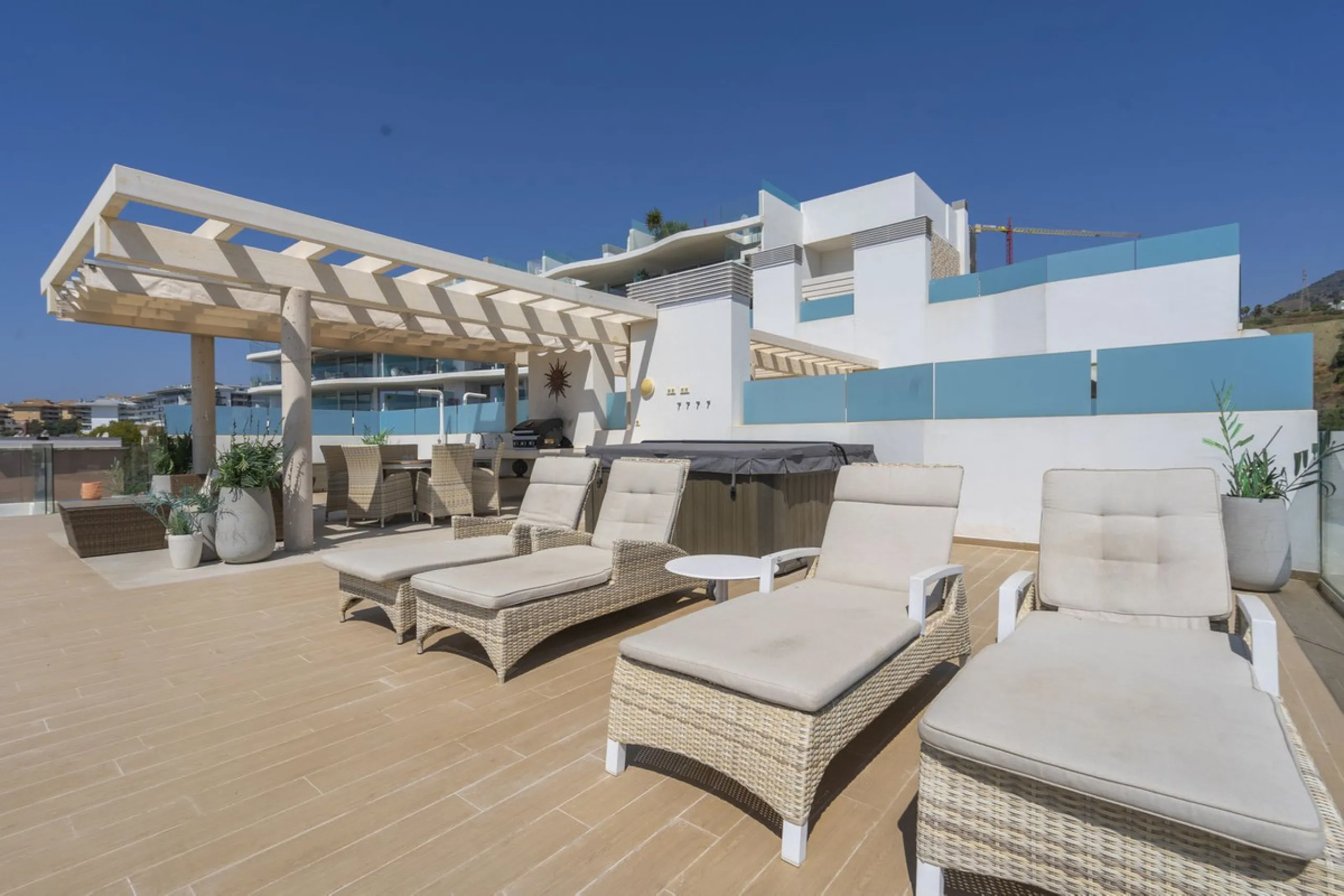 A contemporary penthouse with sweeping sea views, set just above the beach and promenade in Carvajal, Fuengirola. Designed with clean lines and generous outdoor space, it offers both modern comfort and a coastal lifestyle to enjoy all year.