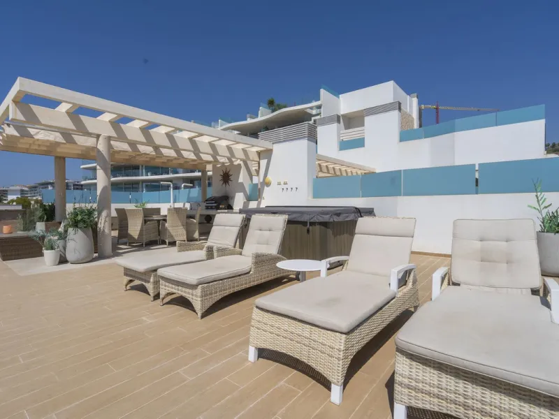 A contemporary penthouse with sweeping sea views, set just above the beach and promenade in Carvajal, Fuengirola. Designed with clean lines and generous outdoor space, it offers both modern comfort and a coastal lifestyle to enjoy all year.
