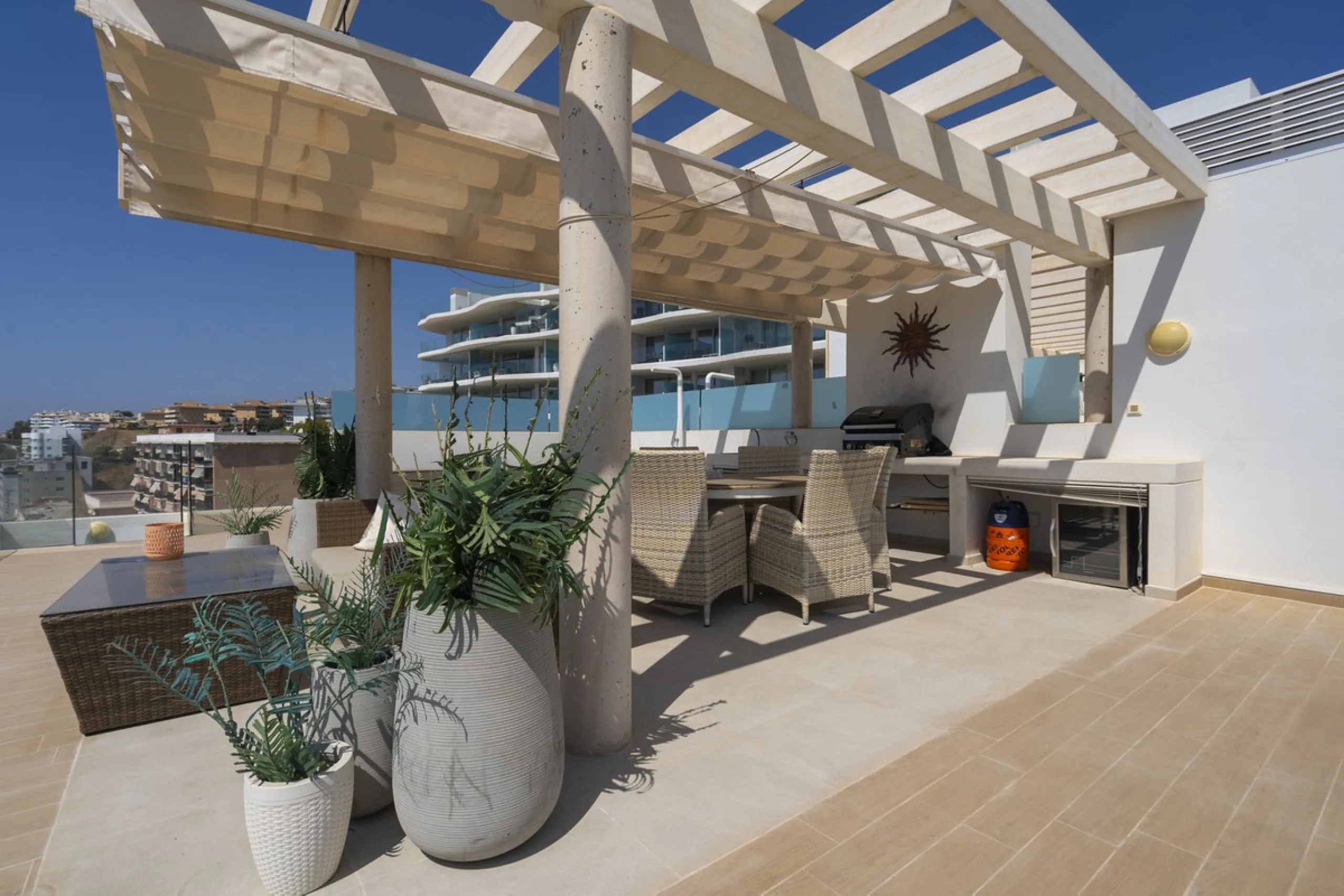 A contemporary penthouse with sweeping sea views, set just above the beach and promenade in Carvajal, Fuengirola. Designed with clean lines and generous outdoor space, it offers both modern comfort and a coastal lifestyle to enjoy all year.