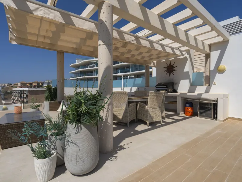 A contemporary penthouse with sweeping sea views, set just above the beach and promenade in Carvajal, Fuengirola. Designed with clean lines and generous outdoor space, it offers both modern comfort and a coastal lifestyle to enjoy all year.