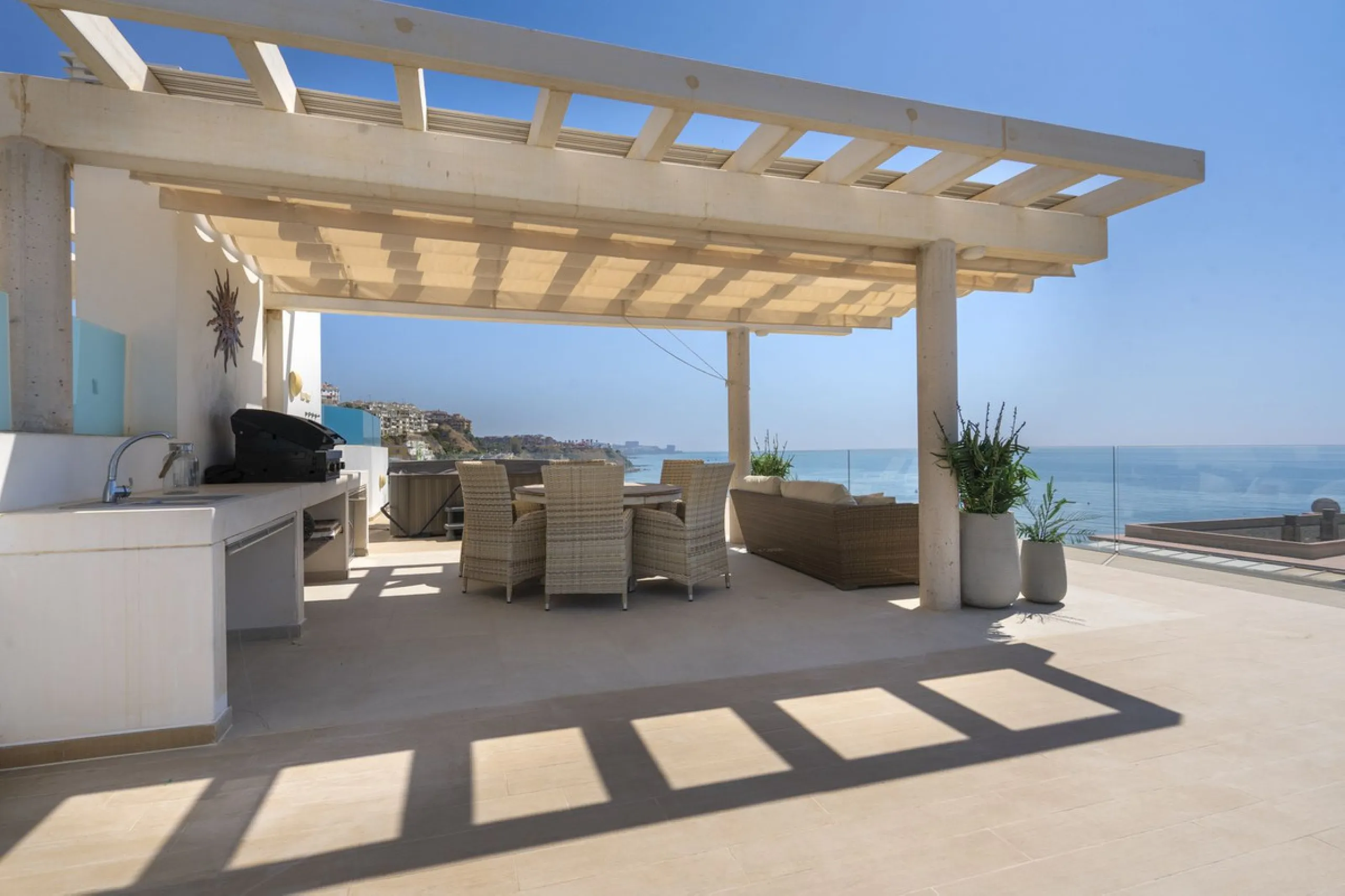 A contemporary penthouse with sweeping sea views, set just above the beach and promenade in Carvajal, Fuengirola. Designed with clean lines and generous outdoor space, it offers both modern comfort and a coastal lifestyle to enjoy all year.