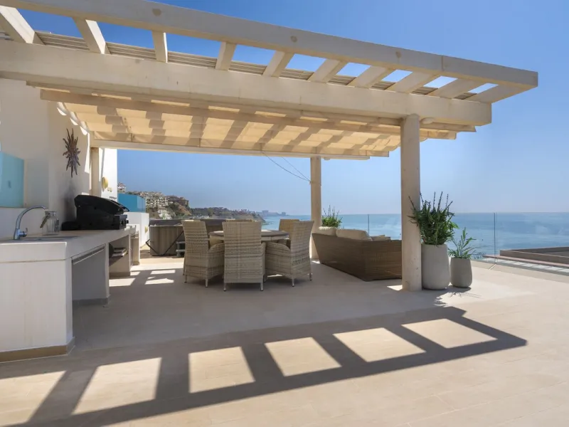 A contemporary penthouse with sweeping sea views, set just above the beach and promenade in Carvajal, Fuengirola. Designed with clean lines and generous outdoor space, it offers both modern comfort and a coastal lifestyle to enjoy all year.