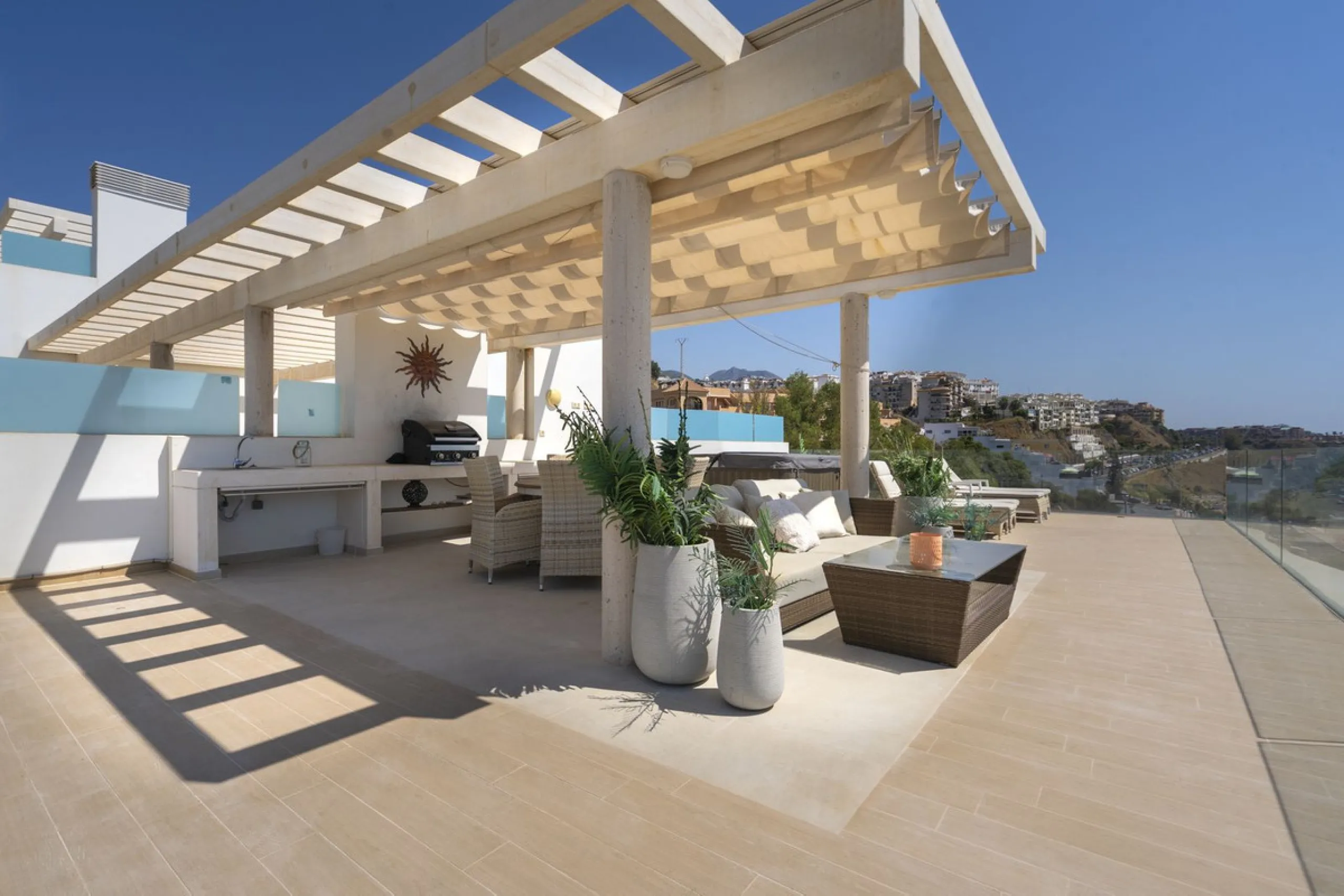 A contemporary penthouse with sweeping sea views, set just above the beach and promenade in Carvajal, Fuengirola. Designed with clean lines and generous outdoor space, it offers both modern comfort and a coastal lifestyle to enjoy all year.