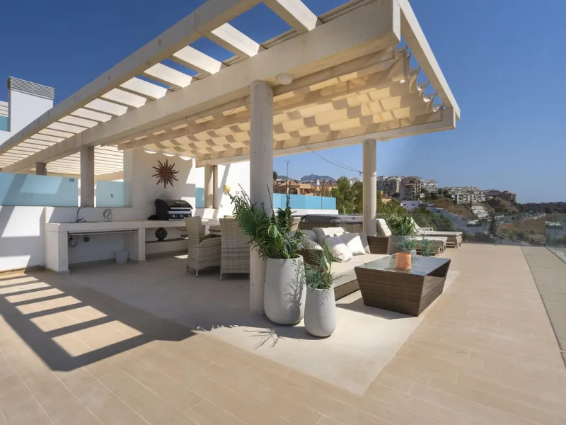 A contemporary penthouse with sweeping sea views, set just above the beach and promenade in Carvajal, Fuengirola. Designed with clean lines and generous outdoor space, it offers both modern comfort and a coastal lifestyle to enjoy all year.
