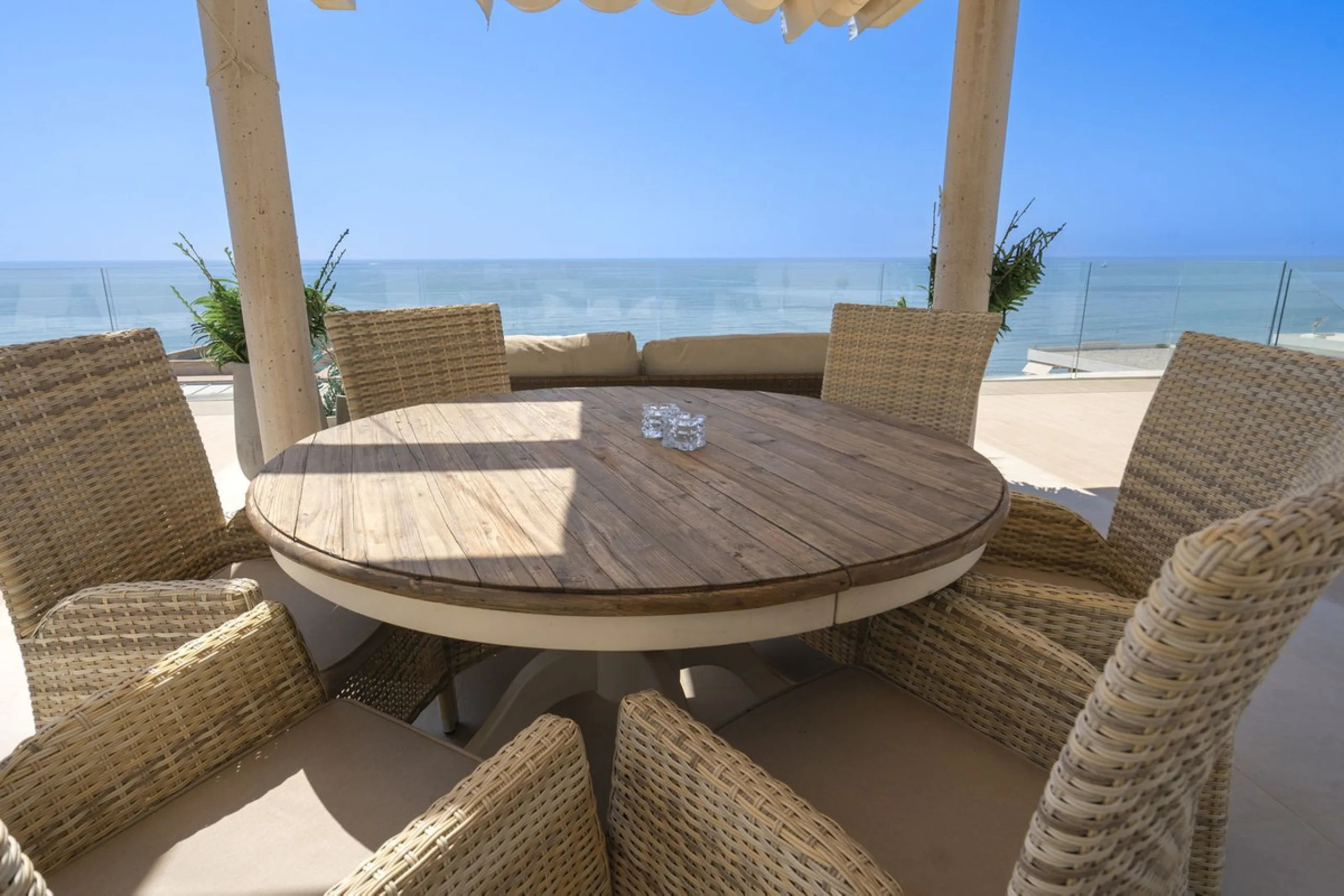 A contemporary penthouse with sweeping sea views, set just above the beach and promenade in Carvajal, Fuengirola. Designed with clean lines and generous outdoor space, it offers both modern comfort and a coastal lifestyle to enjoy all year.