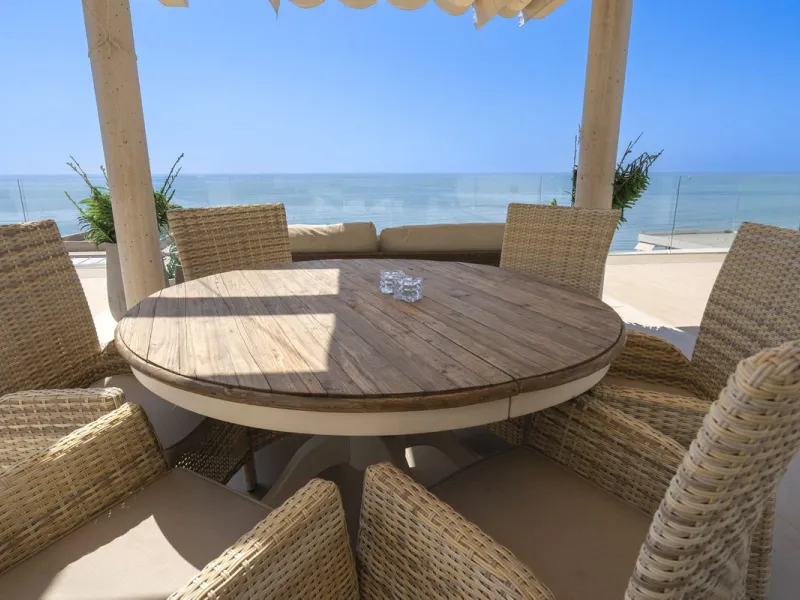 A contemporary penthouse with sweeping sea views, set just above the beach and promenade in Carvajal, Fuengirola. Designed with clean lines and generous outdoor space, it offers both modern comfort and a coastal lifestyle to enjoy all year.