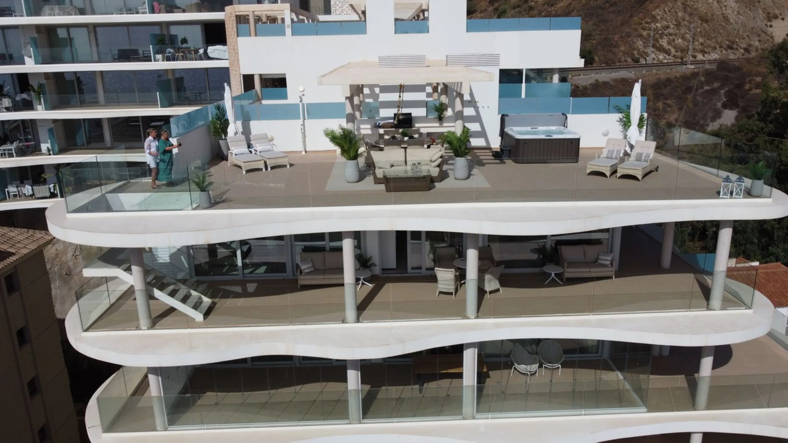 A contemporary penthouse with sweeping sea views, set just above the beach and promenade in Carvajal, Fuengirola. Designed with clean lines and generous outdoor space, it offers both modern comfort and a coastal lifestyle to enjoy all year.