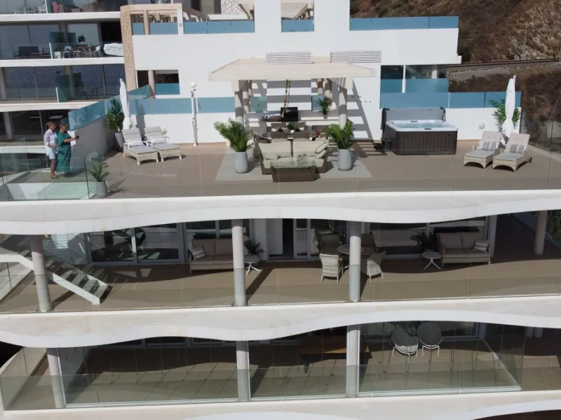 A contemporary penthouse with sweeping sea views, set just above the beach and promenade in Carvajal, Fuengirola. Designed with clean lines and generous outdoor space, it offers both modern comfort and a coastal lifestyle to enjoy all year.
