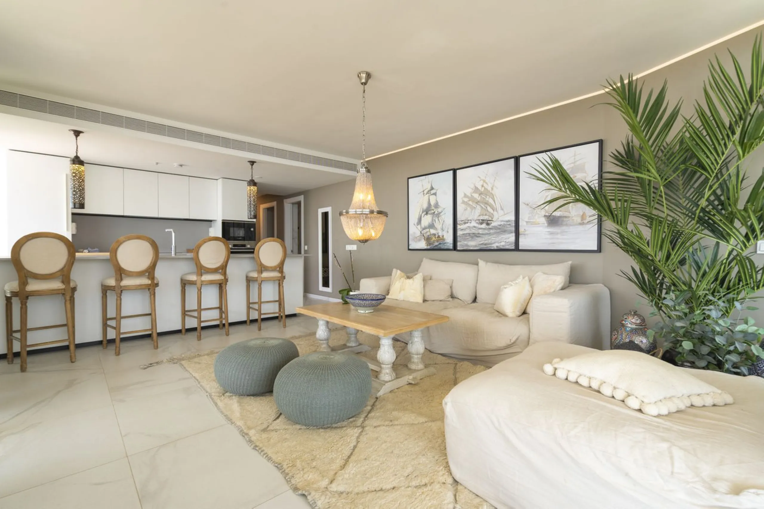 A contemporary penthouse with sweeping sea views, set just above the beach and promenade in Carvajal, Fuengirola. Designed with clean lines and generous outdoor space, it offers both modern comfort and a coastal lifestyle to enjoy all year.