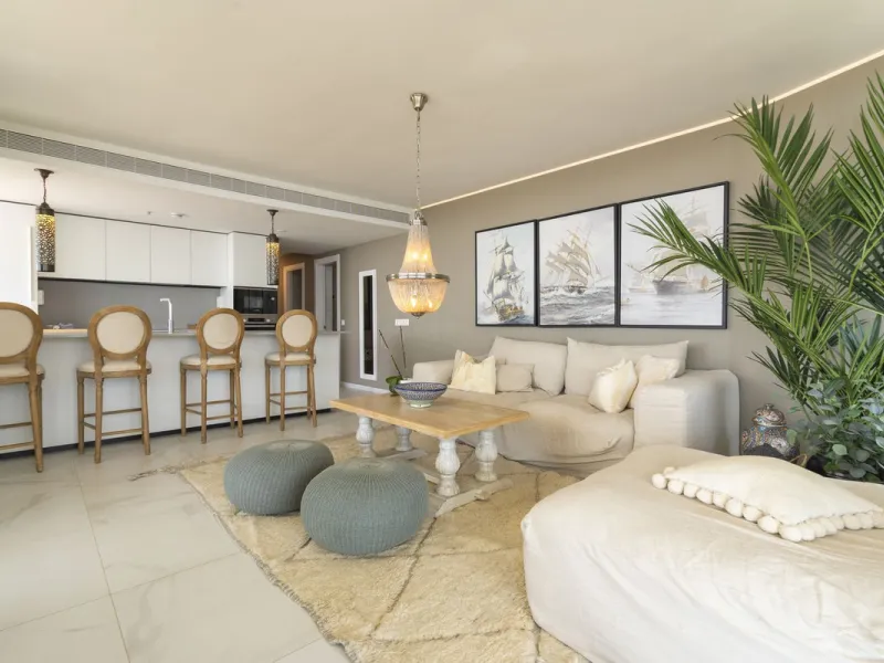 A contemporary penthouse with sweeping sea views, set just above the beach and promenade in Carvajal, Fuengirola. Designed with clean lines and generous outdoor space, it offers both modern comfort and a coastal lifestyle to enjoy all year.
