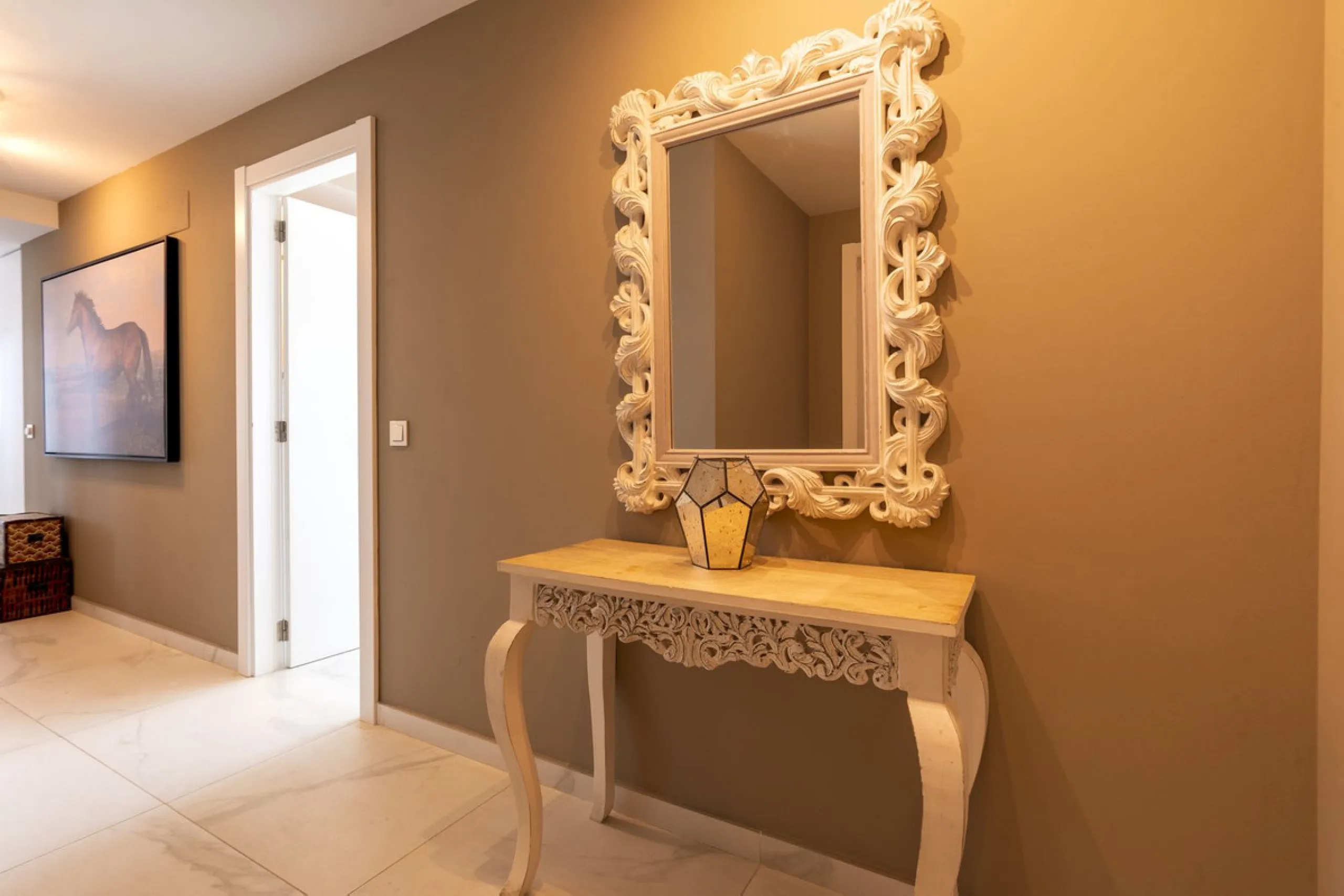 A contemporary penthouse with sweeping sea views, set just above the beach and promenade in Carvajal, Fuengirola. Designed with clean lines and generous outdoor space, it offers both modern comfort and a coastal lifestyle to enjoy all year.