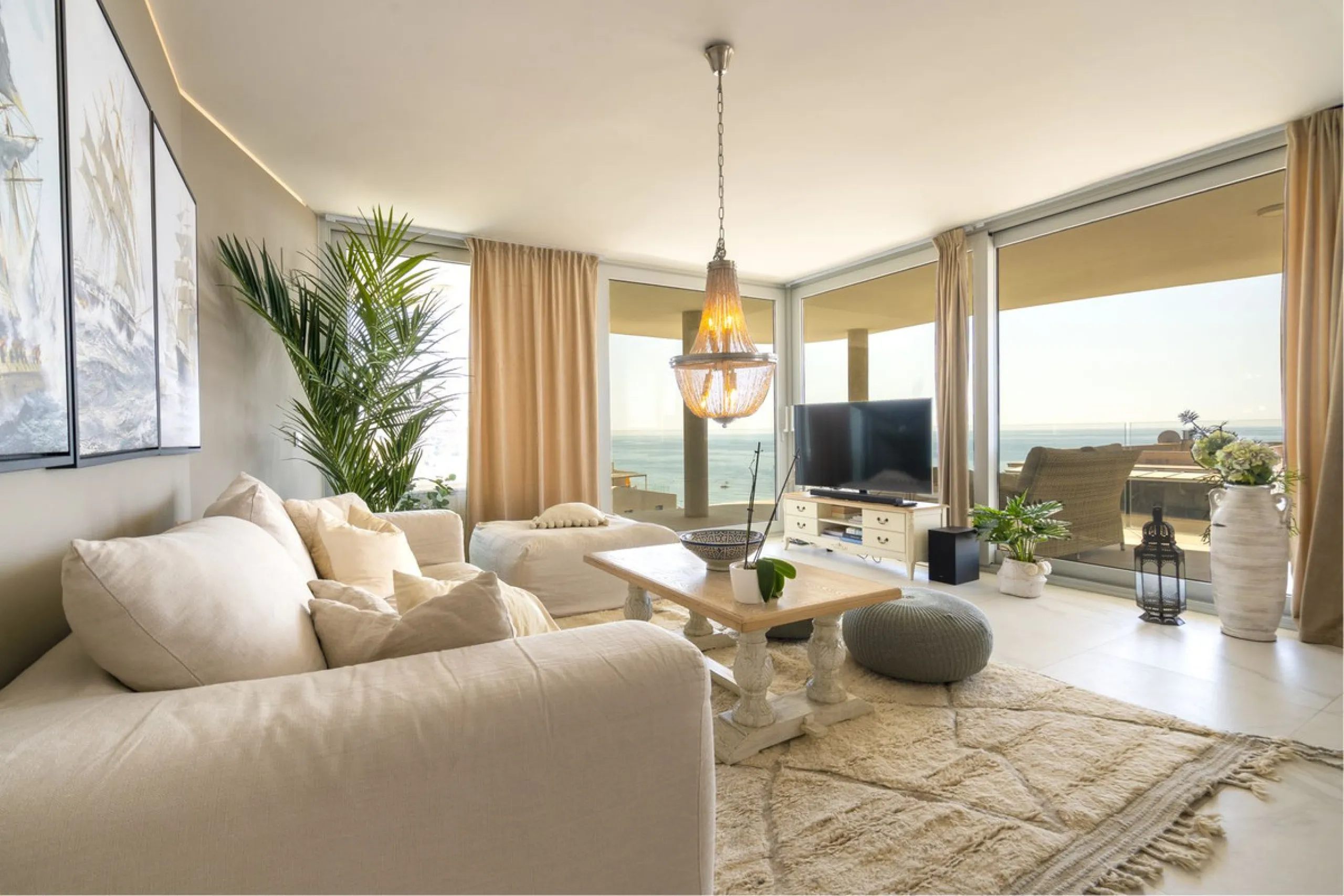 A contemporary penthouse with sweeping sea views, set just above the beach and promenade in Carvajal, Fuengirola. Designed with clean lines and generous outdoor space, it offers both modern comfort and a coastal lifestyle to enjoy all year.