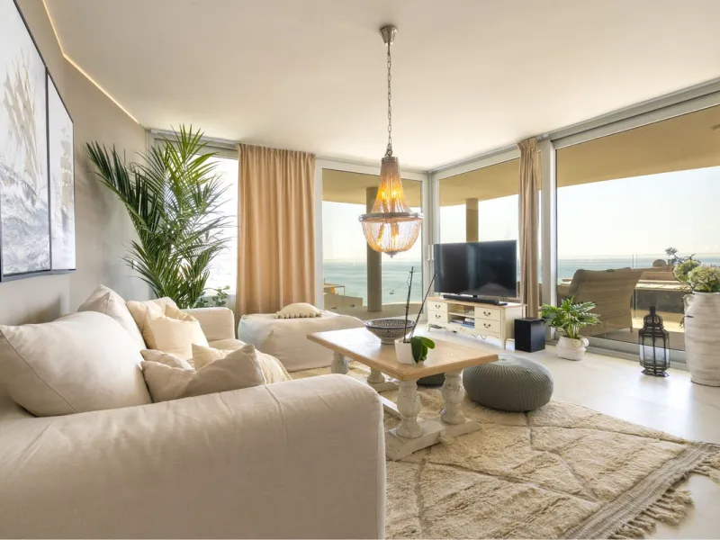 A contemporary penthouse with sweeping sea views, set just above the beach and promenade in Carvajal, Fuengirola. Designed with clean lines and generous outdoor space, it offers both modern comfort and a coastal lifestyle to enjoy all year.