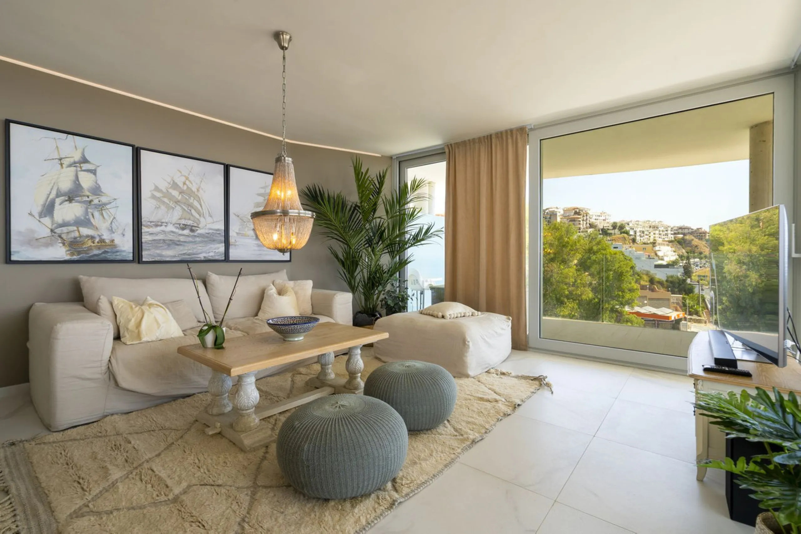 A contemporary penthouse with sweeping sea views, set just above the beach and promenade in Carvajal, Fuengirola. Designed with clean lines and generous outdoor space, it offers both modern comfort and a coastal lifestyle to enjoy all year.