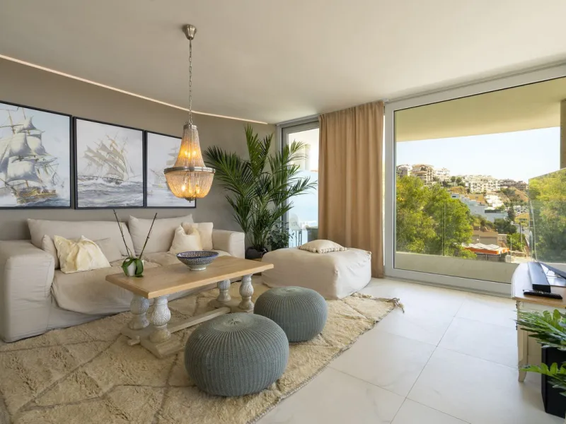 A contemporary penthouse with sweeping sea views, set just above the beach and promenade in Carvajal, Fuengirola. Designed with clean lines and generous outdoor space, it offers both modern comfort and a coastal lifestyle to enjoy all year.