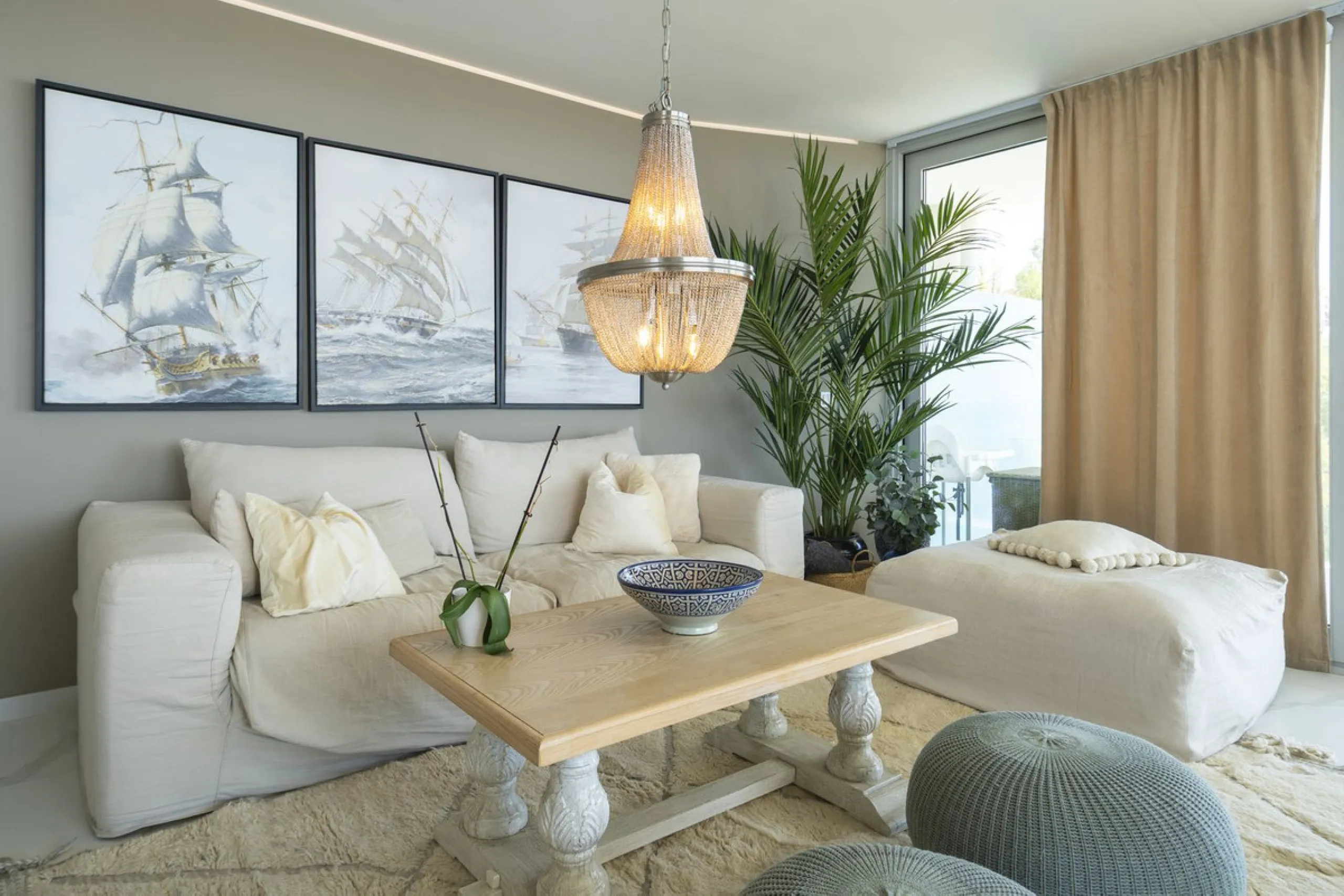 A contemporary penthouse with sweeping sea views, set just above the beach and promenade in Carvajal, Fuengirola. Designed with clean lines and generous outdoor space, it offers both modern comfort and a coastal lifestyle to enjoy all year.