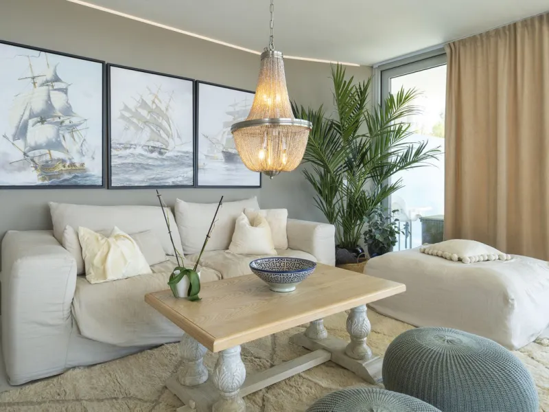 A contemporary penthouse with sweeping sea views, set just above the beach and promenade in Carvajal, Fuengirola. Designed with clean lines and generous outdoor space, it offers both modern comfort and a coastal lifestyle to enjoy all year.