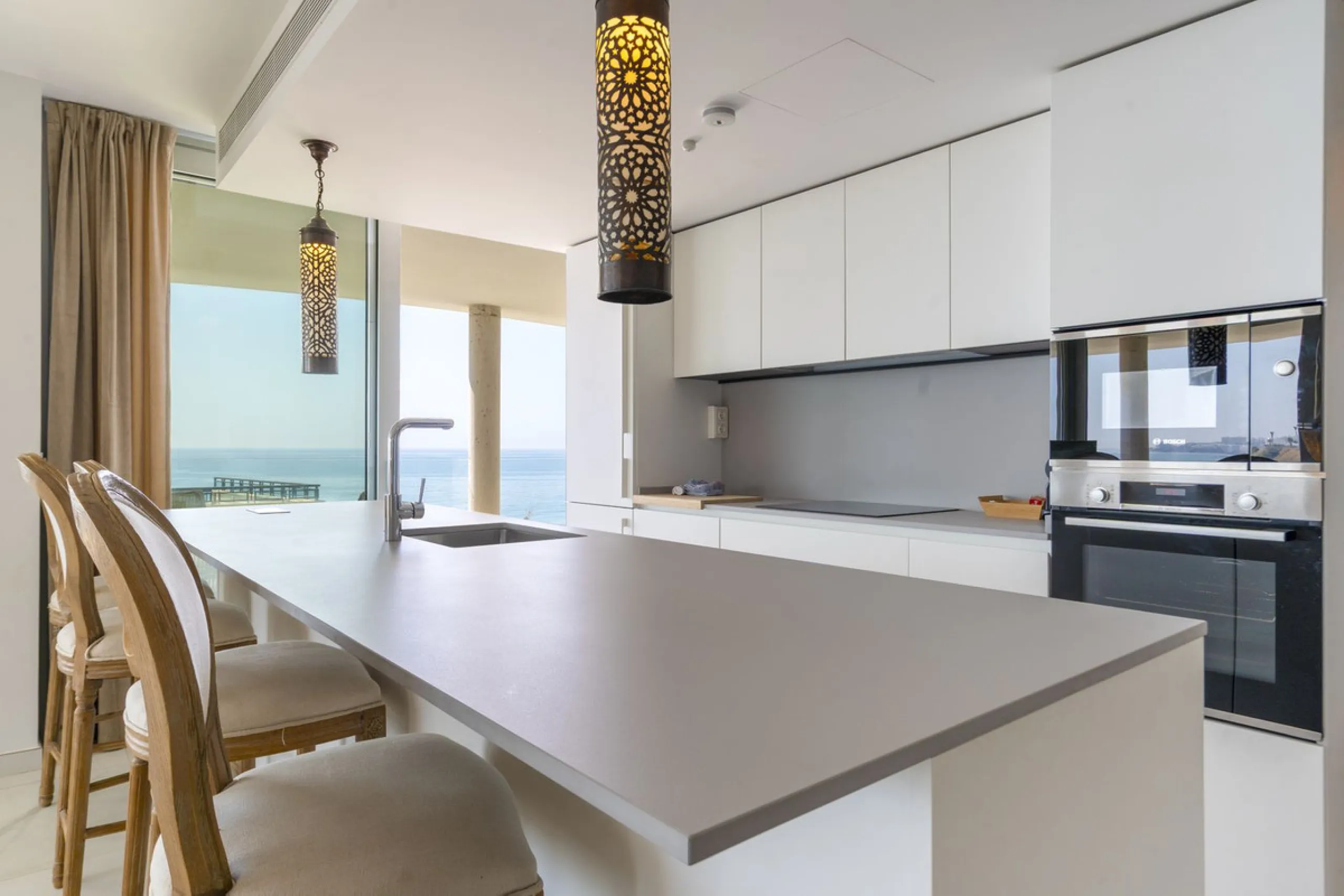 A contemporary penthouse with sweeping sea views, set just above the beach and promenade in Carvajal, Fuengirola. Designed with clean lines and generous outdoor space, it offers both modern comfort and a coastal lifestyle to enjoy all year.