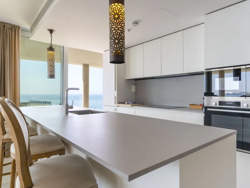 A contemporary penthouse with sweeping sea views, set just above the beach and promenade in Carvajal, Fuengirola. Designed with clean lines and generous outdoor space, it offers both modern comfort and a coastal lifestyle to enjoy all year.