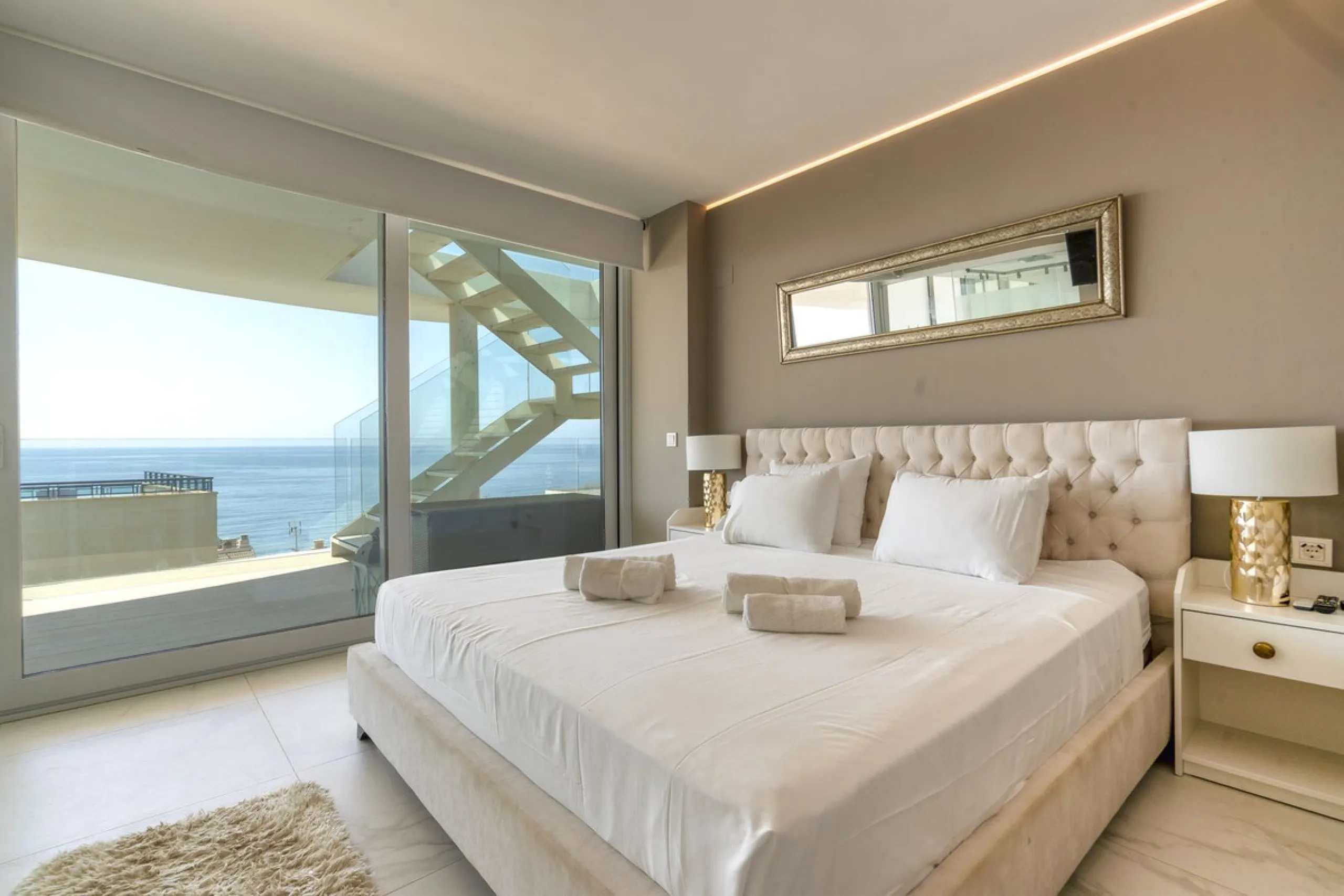 A contemporary penthouse with sweeping sea views, set just above the beach and promenade in Carvajal, Fuengirola. Designed with clean lines and generous outdoor space, it offers both modern comfort and a coastal lifestyle to enjoy all year.