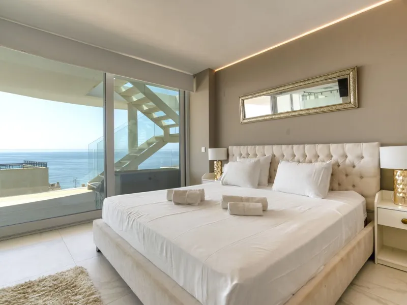 A contemporary penthouse with sweeping sea views, set just above the beach and promenade in Carvajal, Fuengirola. Designed with clean lines and generous outdoor space, it offers both modern comfort and a coastal lifestyle to enjoy all year.