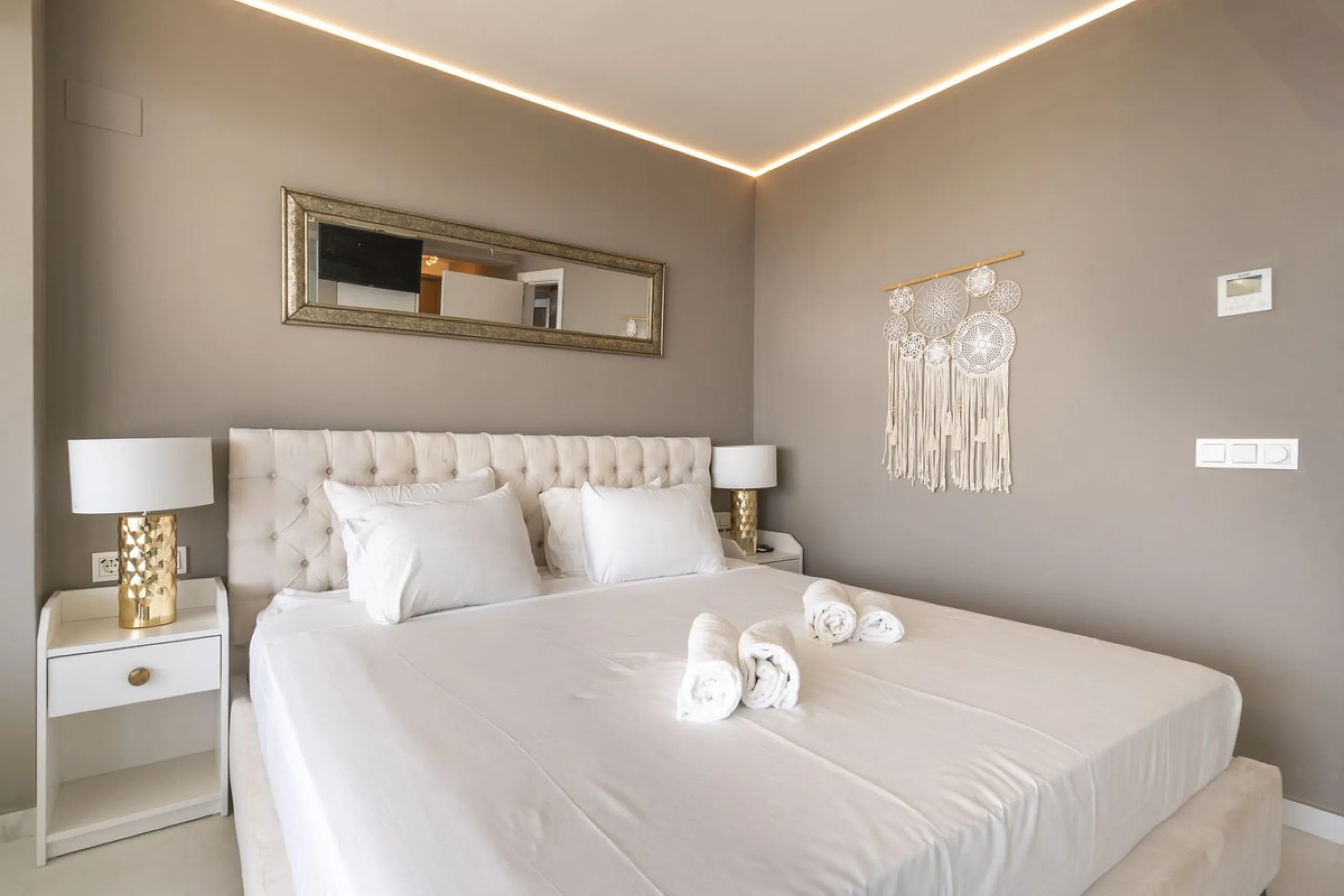 A contemporary penthouse with sweeping sea views, set just above the beach and promenade in Carvajal, Fuengirola. Designed with clean lines and generous outdoor space, it offers both modern comfort and a coastal lifestyle to enjoy all year.