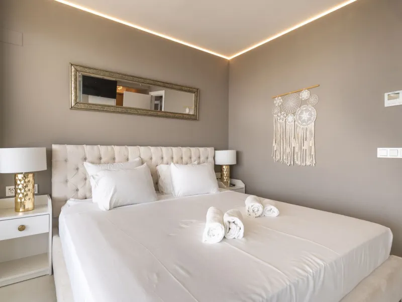 A contemporary penthouse with sweeping sea views, set just above the beach and promenade in Carvajal, Fuengirola. Designed with clean lines and generous outdoor space, it offers both modern comfort and a coastal lifestyle to enjoy all year.