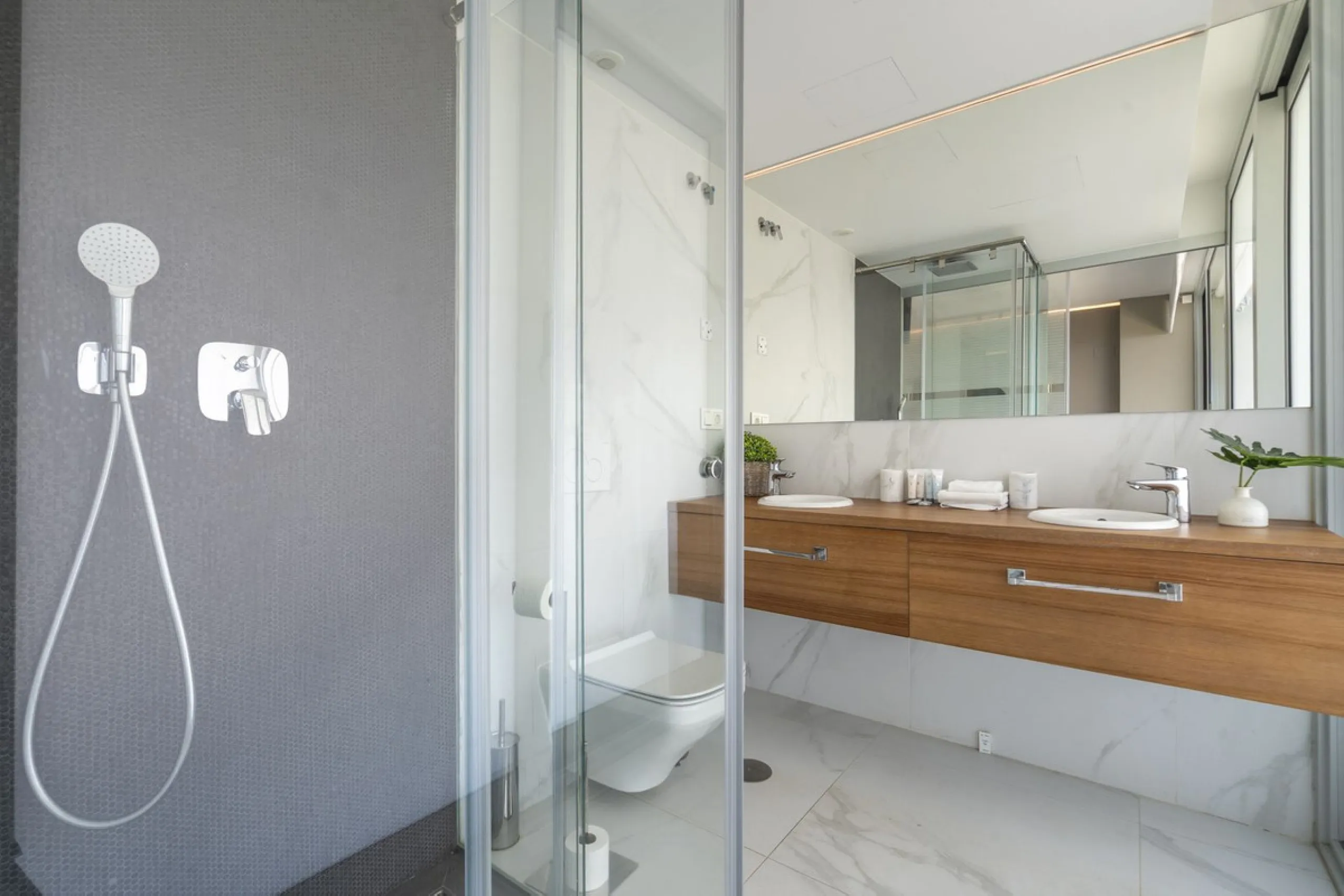 A contemporary penthouse with sweeping sea views, set just above the beach and promenade in Carvajal, Fuengirola. Designed with clean lines and generous outdoor space, it offers both modern comfort and a coastal lifestyle to enjoy all year.