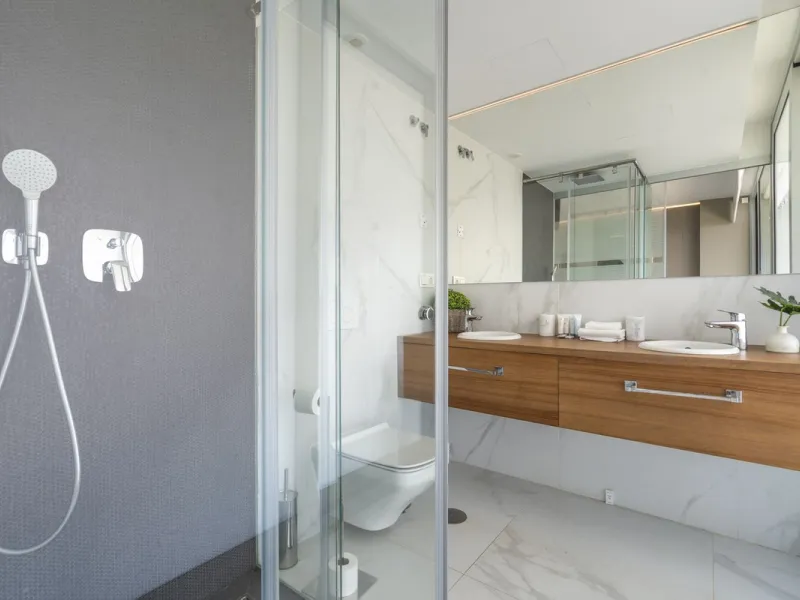 A contemporary penthouse with sweeping sea views, set just above the beach and promenade in Carvajal, Fuengirola. Designed with clean lines and generous outdoor space, it offers both modern comfort and a coastal lifestyle to enjoy all year.