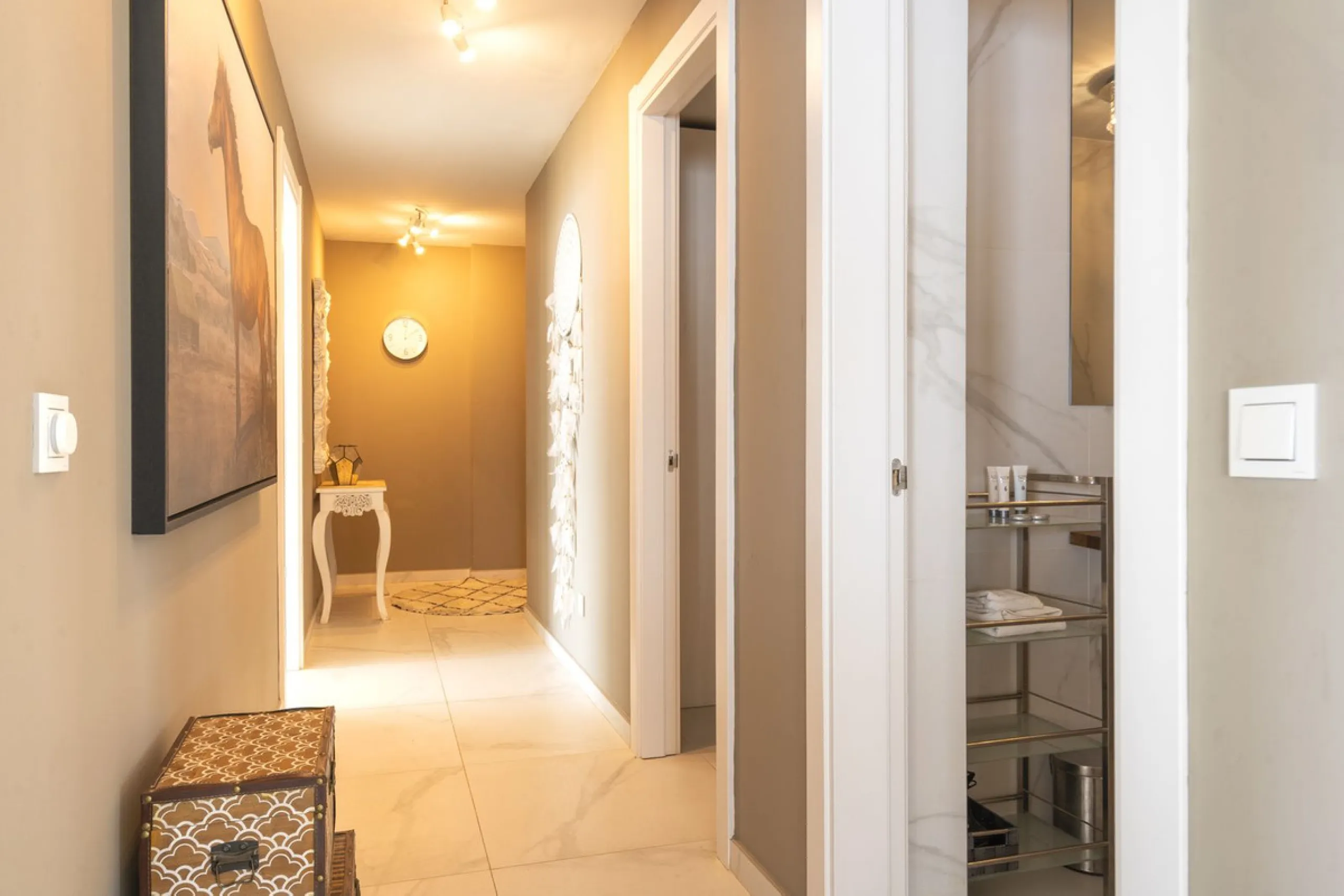 A contemporary penthouse with sweeping sea views, set just above the beach and promenade in Carvajal, Fuengirola. Designed with clean lines and generous outdoor space, it offers both modern comfort and a coastal lifestyle to enjoy all year.