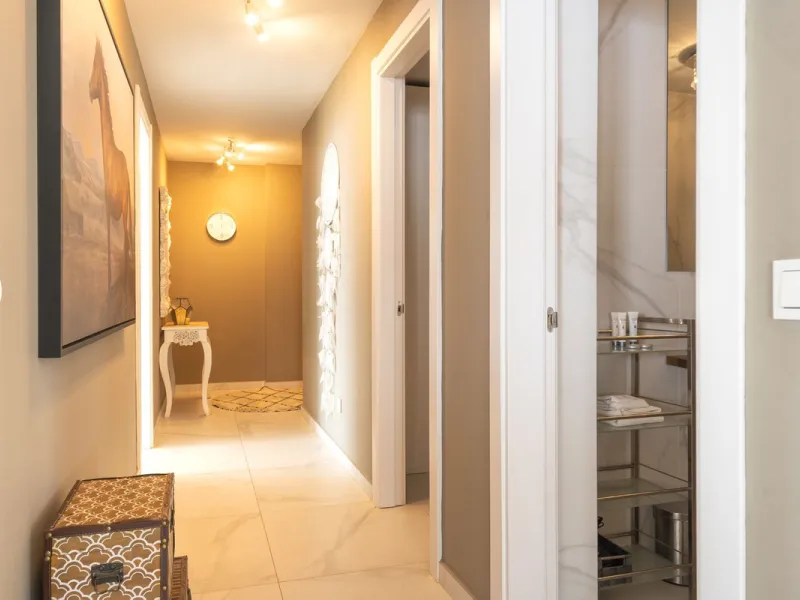 A contemporary penthouse with sweeping sea views, set just above the beach and promenade in Carvajal, Fuengirola. Designed with clean lines and generous outdoor space, it offers both modern comfort and a coastal lifestyle to enjoy all year.