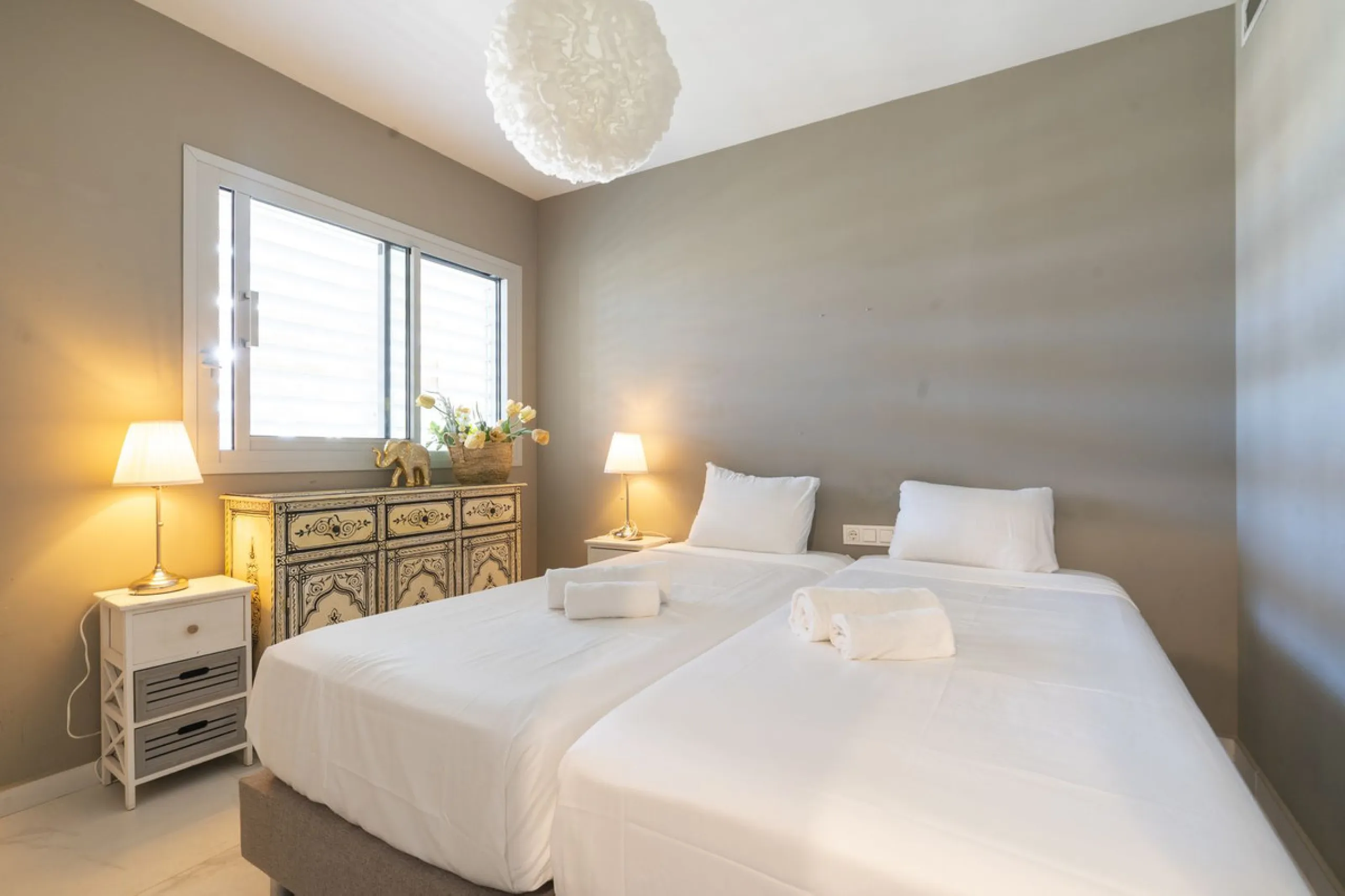 A contemporary penthouse with sweeping sea views, set just above the beach and promenade in Carvajal, Fuengirola. Designed with clean lines and generous outdoor space, it offers both modern comfort and a coastal lifestyle to enjoy all year.