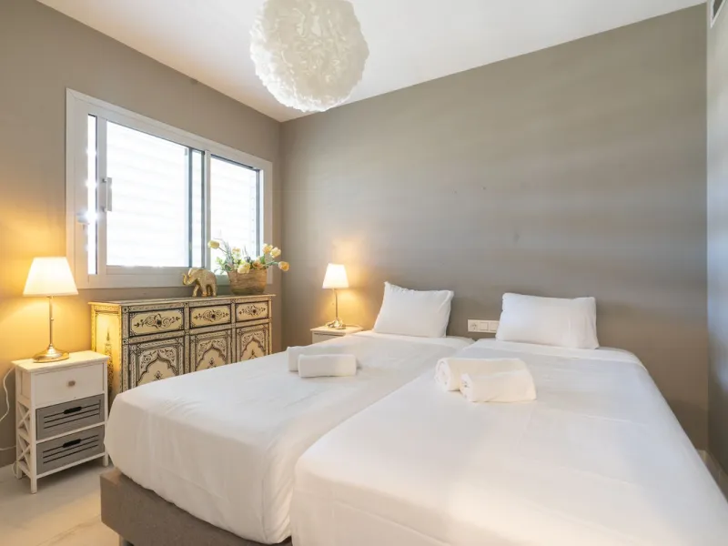 A contemporary penthouse with sweeping sea views, set just above the beach and promenade in Carvajal, Fuengirola. Designed with clean lines and generous outdoor space, it offers both modern comfort and a coastal lifestyle to enjoy all year.