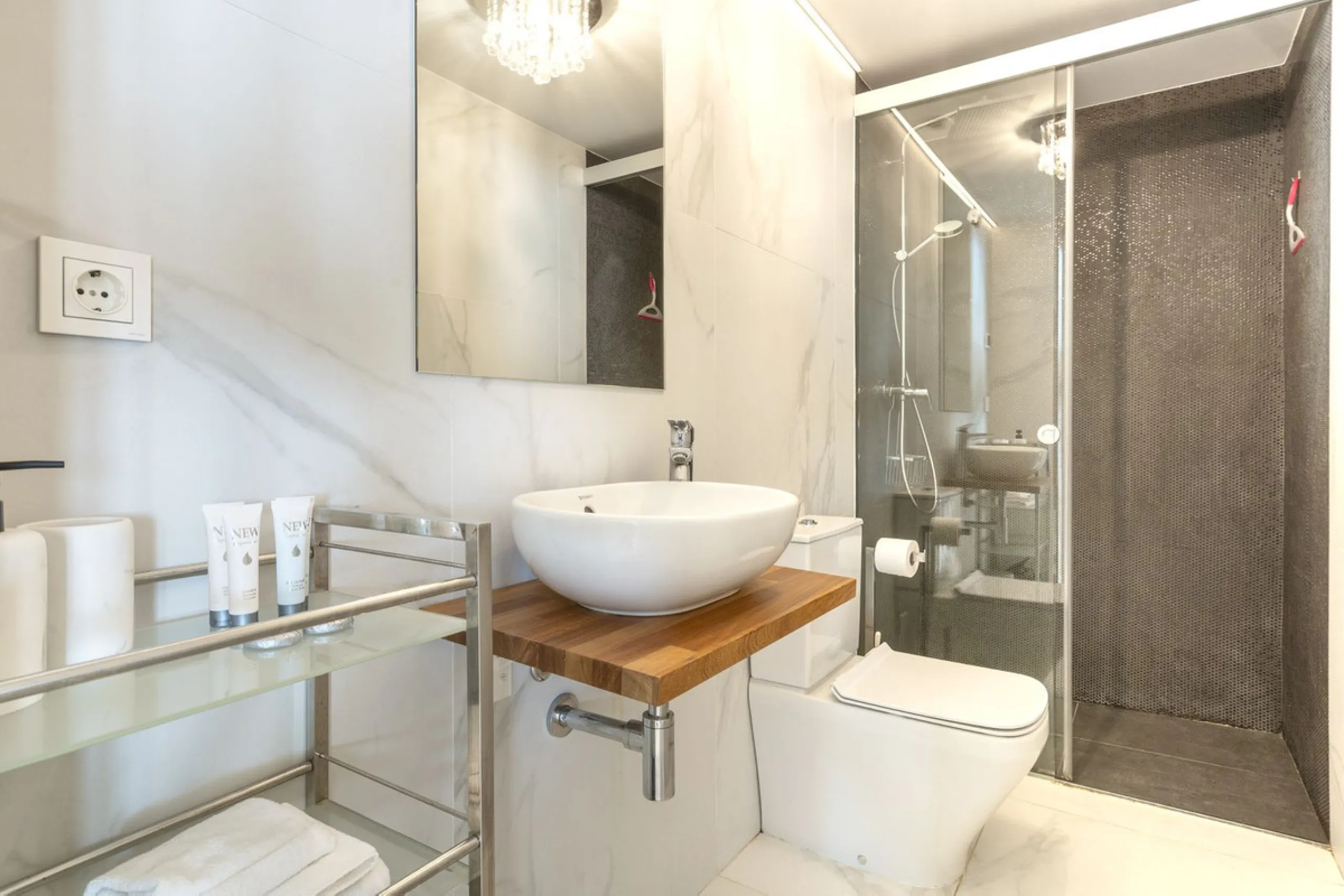 A contemporary penthouse with sweeping sea views, set just above the beach and promenade in Carvajal, Fuengirola. Designed with clean lines and generous outdoor space, it offers both modern comfort and a coastal lifestyle to enjoy all year.