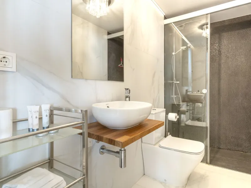 A contemporary penthouse with sweeping sea views, set just above the beach and promenade in Carvajal, Fuengirola. Designed with clean lines and generous outdoor space, it offers both modern comfort and a coastal lifestyle to enjoy all year.