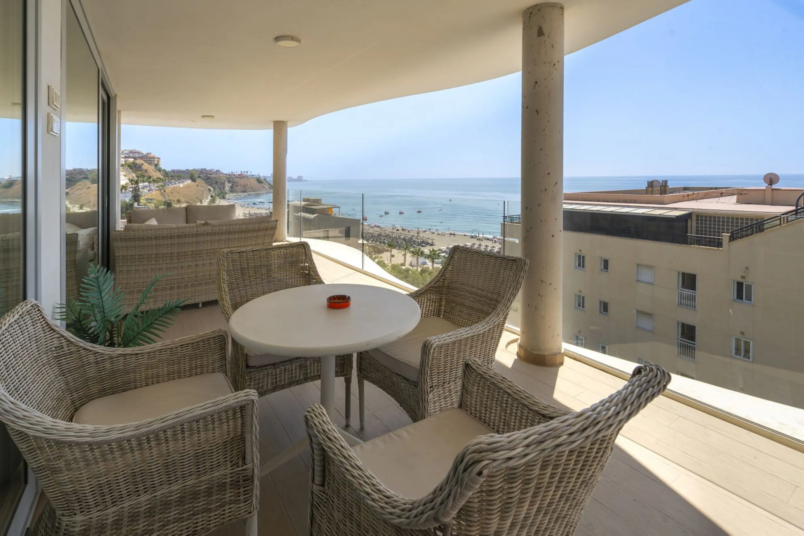 A contemporary penthouse with sweeping sea views, set just above the beach and promenade in Carvajal, Fuengirola. Designed with clean lines and generous outdoor space, it offers both modern comfort and a coastal lifestyle to enjoy all year.