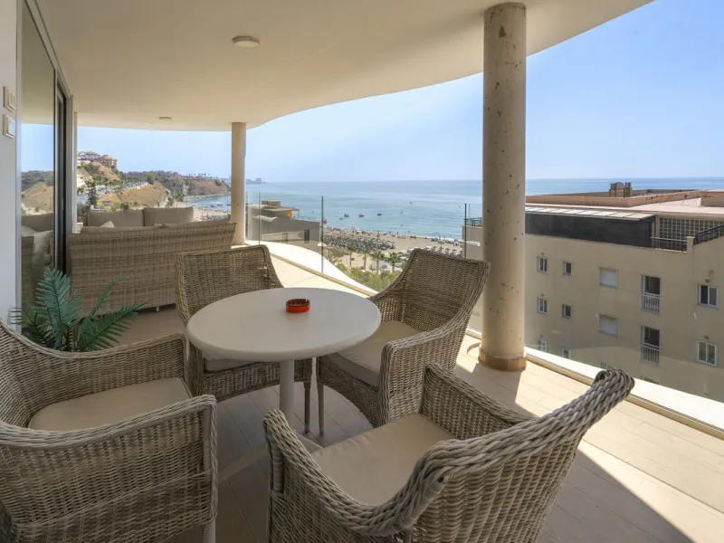 A contemporary penthouse with sweeping sea views, set just above the beach and promenade in Carvajal, Fuengirola. Designed with clean lines and generous outdoor space, it offers both modern comfort and a coastal lifestyle to enjoy all year.